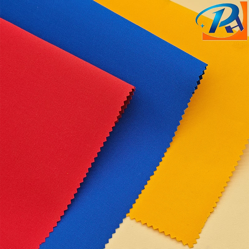Tessuto per tende esterne in poliestere colorato con soluzione, impermeabile e antiraggi UV, con alta tenuta del colore e sostenibile