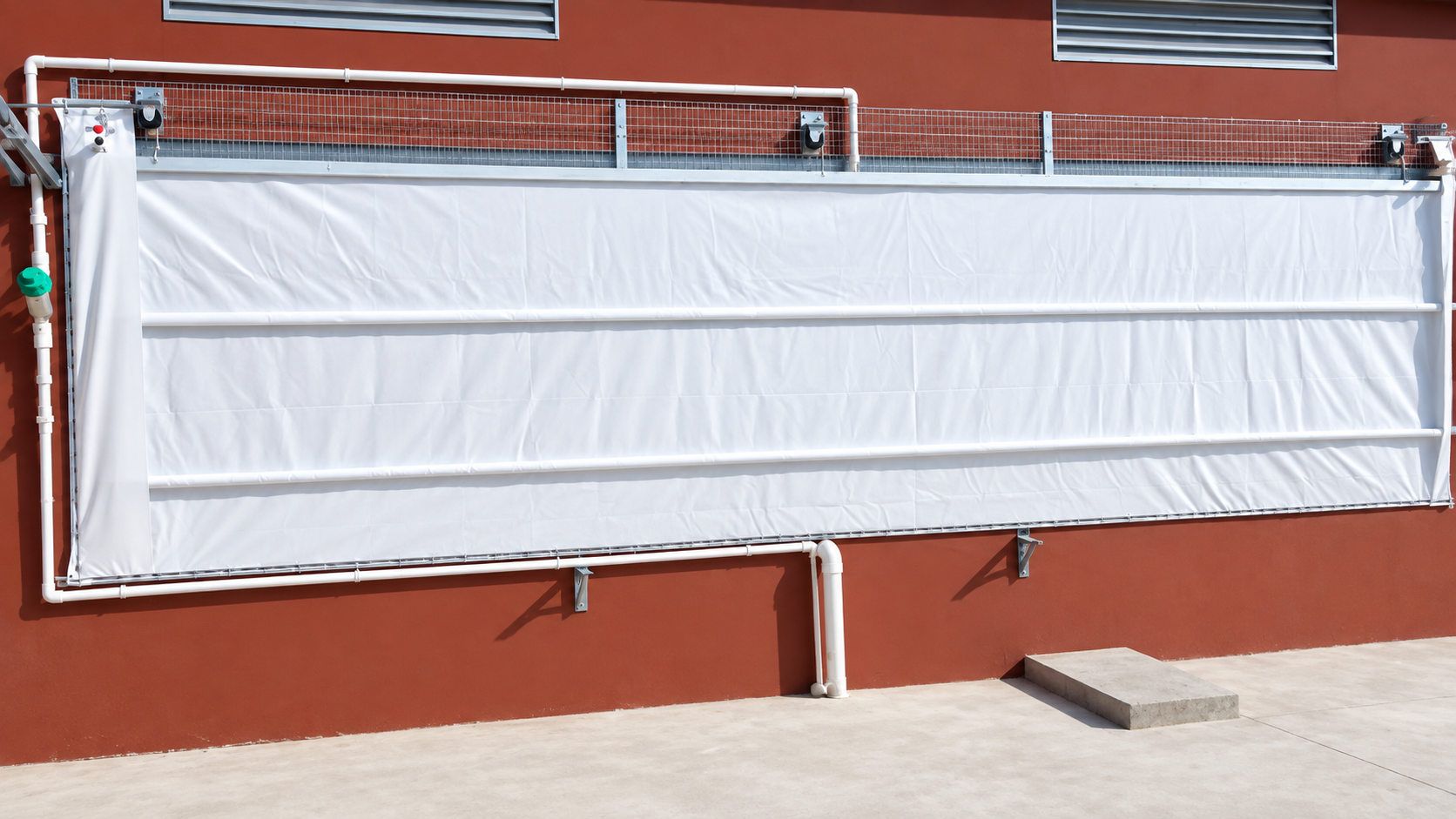 Pig house ventilation curtain system