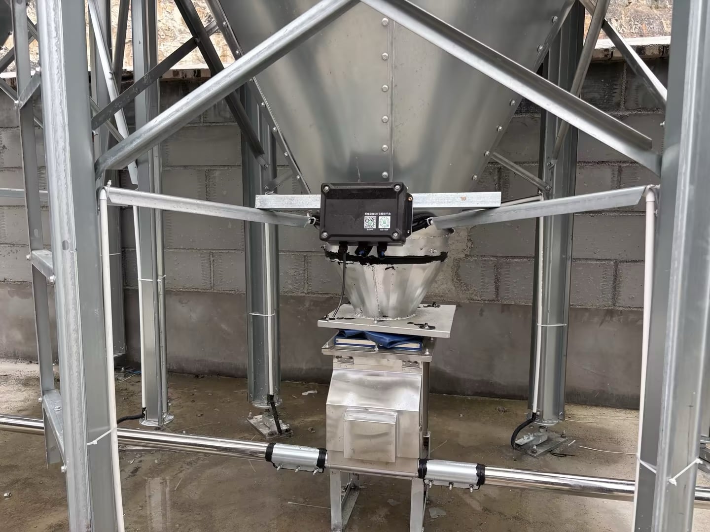 Weighing feed silo system installed outdoors
