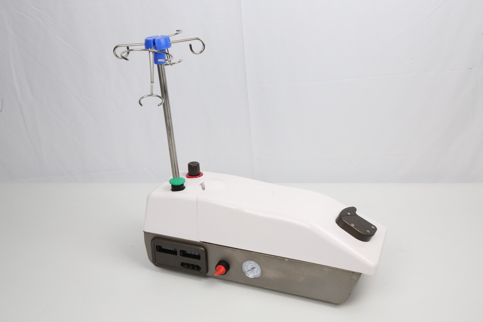 Chick pneumatic vaccine injection machine with infusion rack