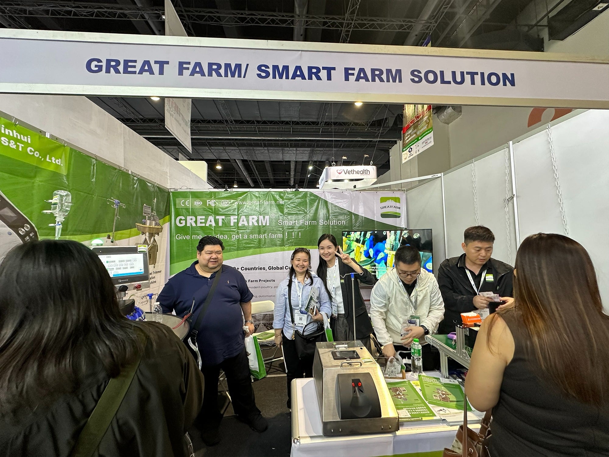 Customer group photo at Booth H17