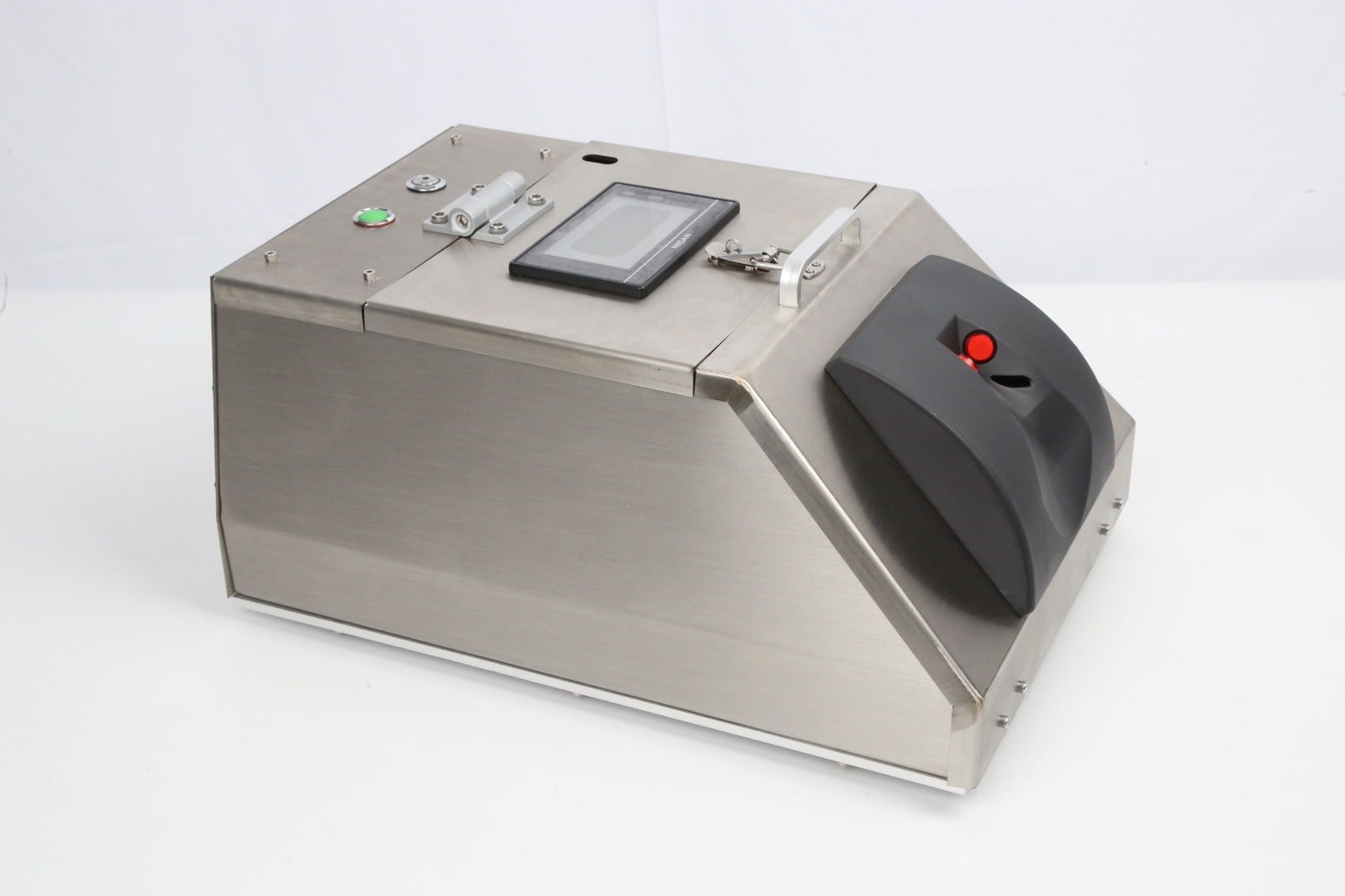 Real operation view of electric mature poultry vaccinator