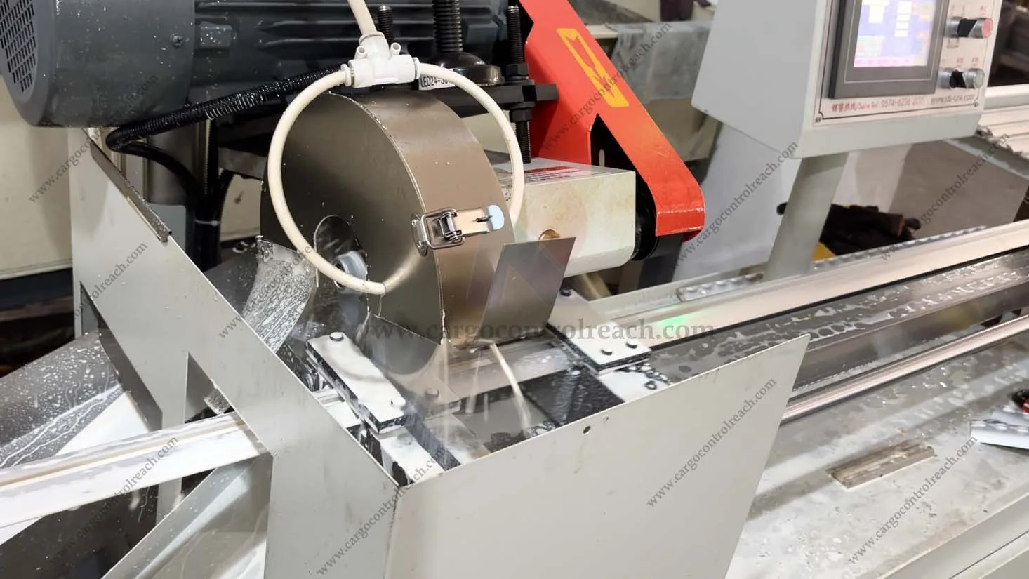 l-track-aluminum-profile-cutting-process.webp