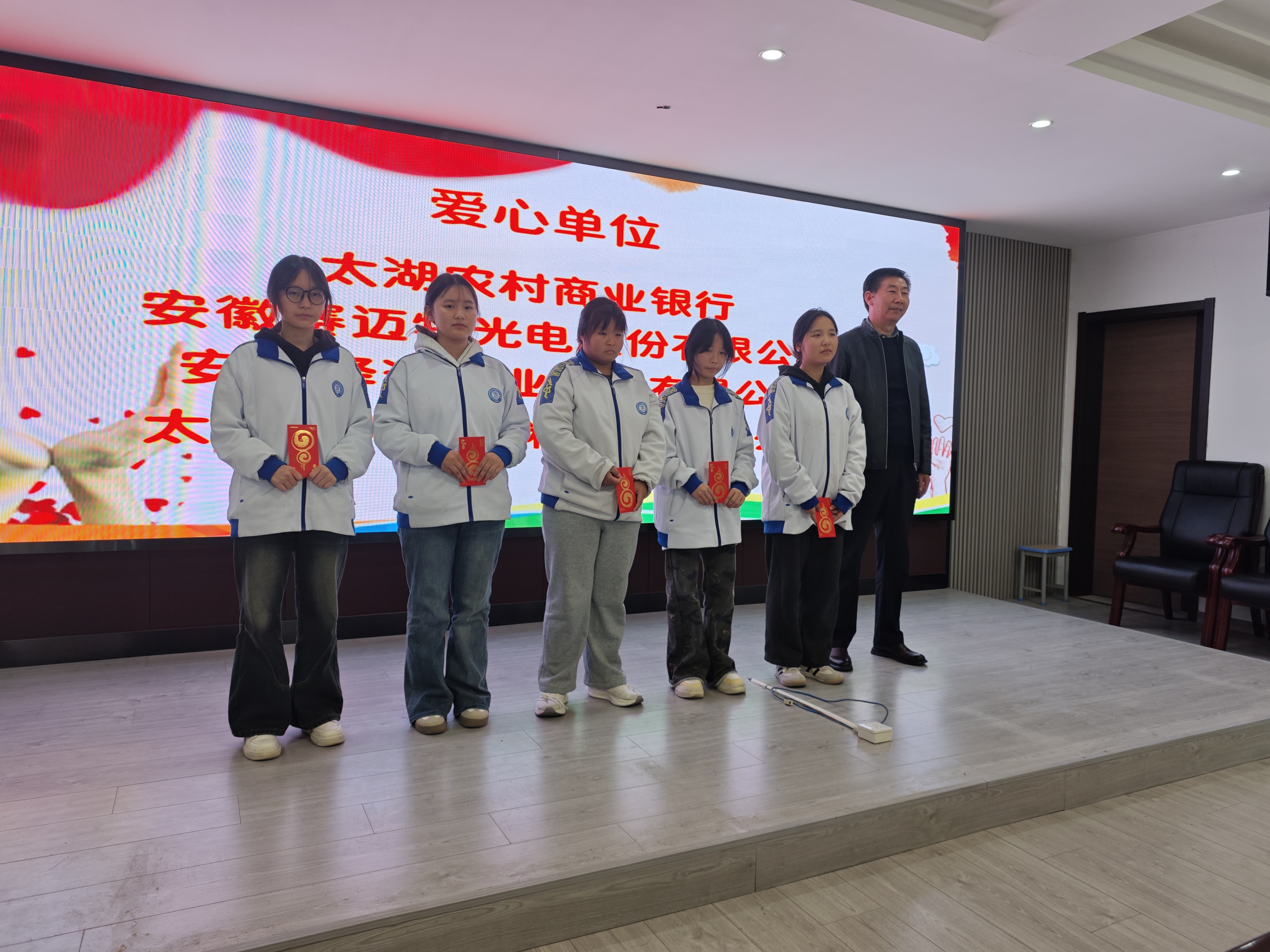 The micro-negotiation meeting with the theme of "Fostering Talents through Industry-Education Integration and Empowering Dreams with Warm Support from Banks and Enterprises" was successfully held at Taihu Contemporary Vocational and Technical School.