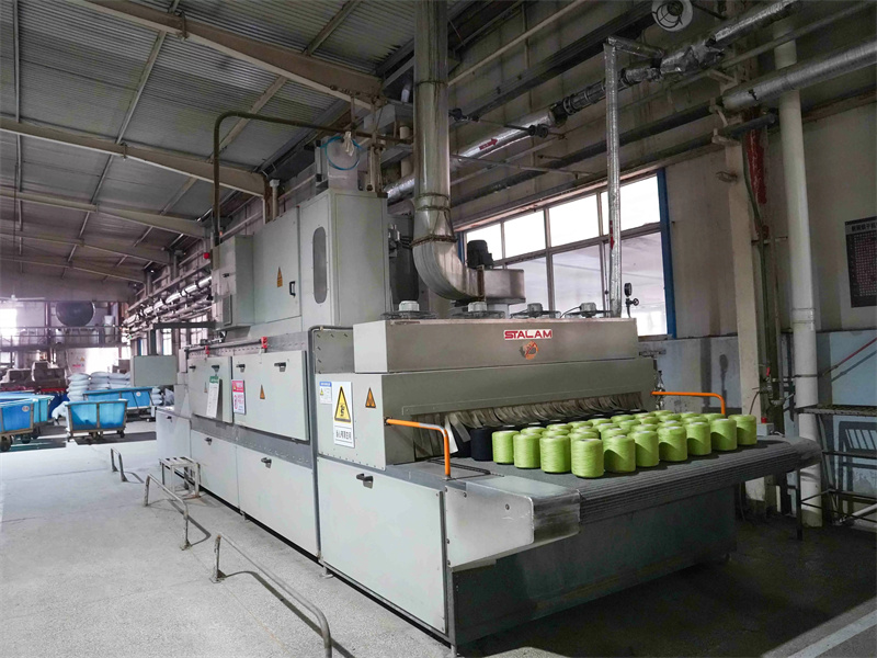Radio frequency dryer for colored yarn