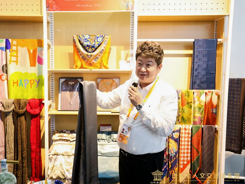 One Silk, One Brocade at the CIIE Zibo Daranfang Silk Group Shines at the 8th China International Import Expo