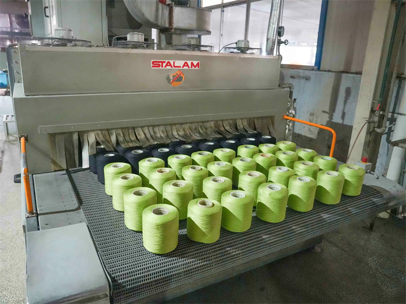 Radio frequency dryer for colored yarn