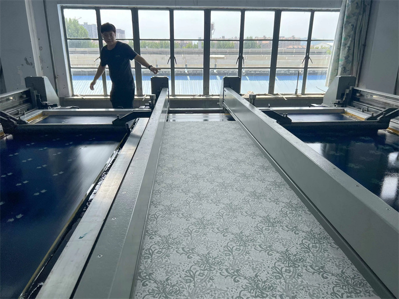 Extra-wide flat screen fabric movable printing machine