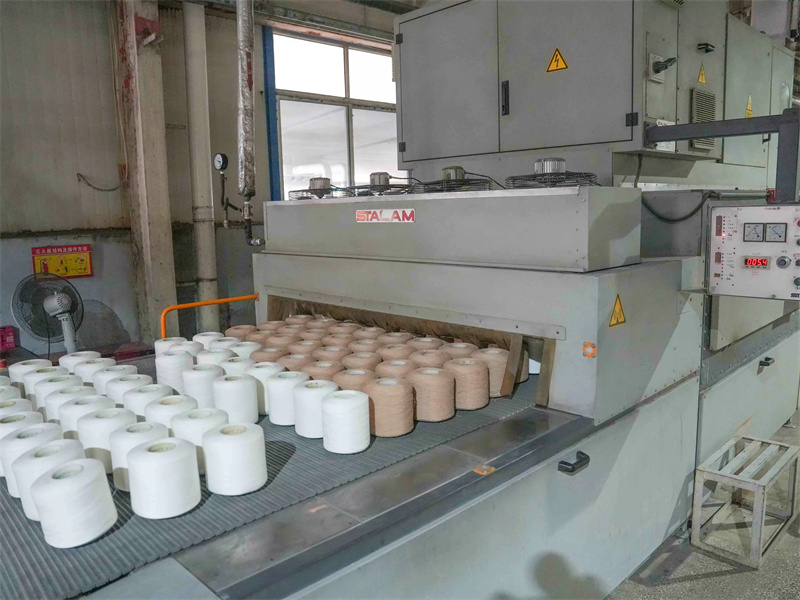 Radio frequency dryer for colored yarn