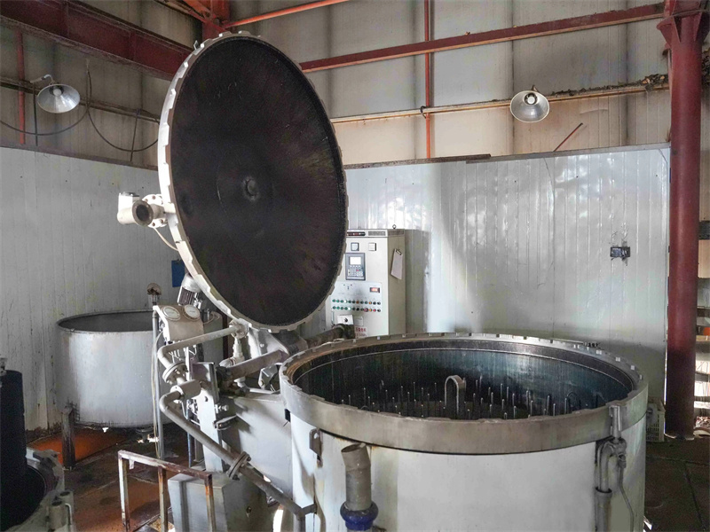 Vertical cheese dyeing vat