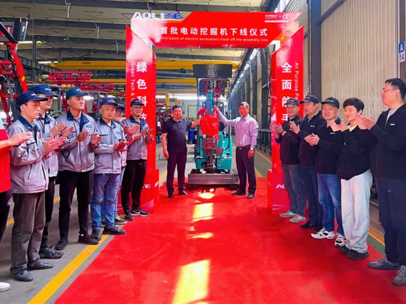 AOLITE’s first batch of pure electric mini-excavators make their debut off the production line