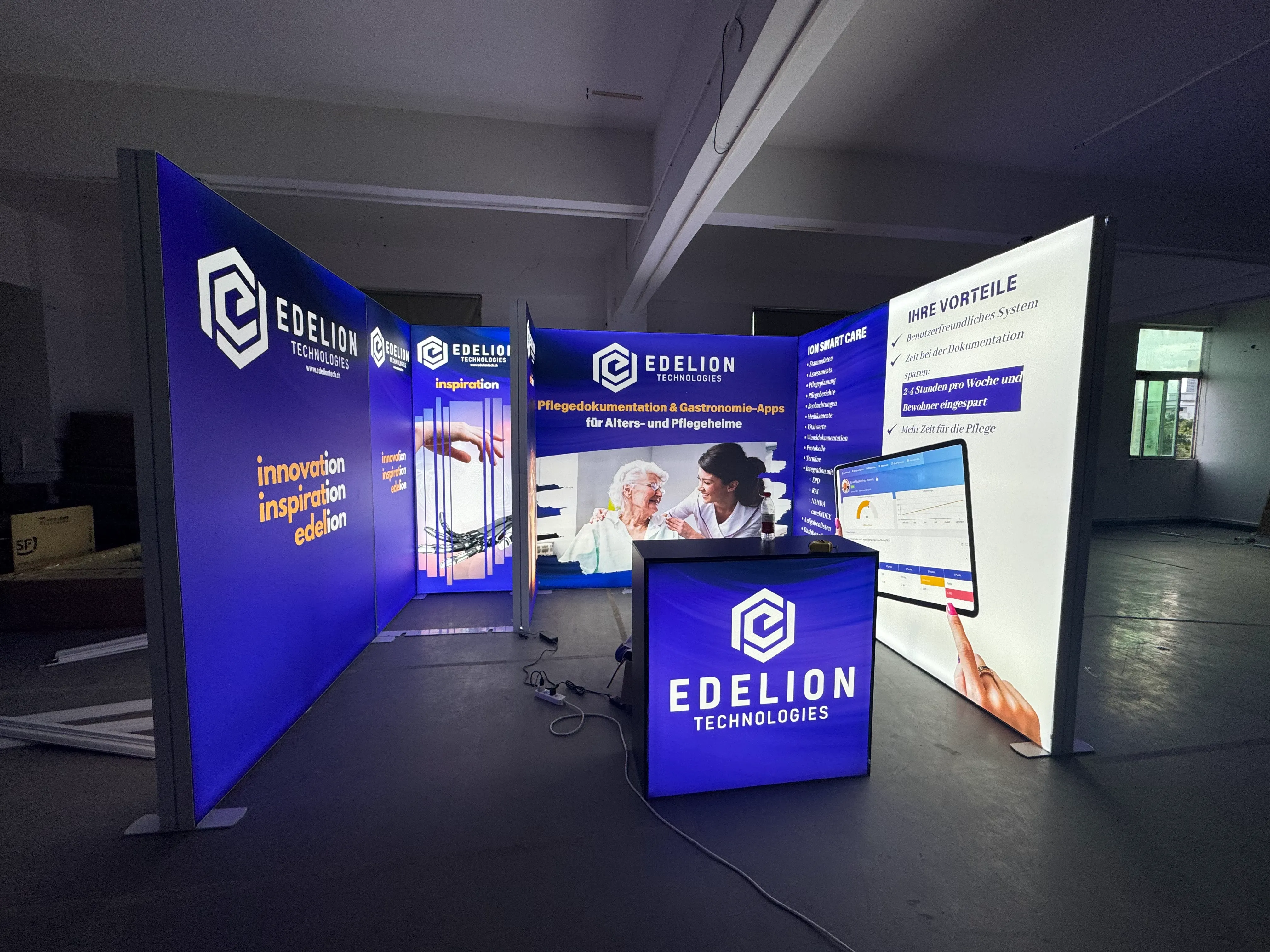 Exhibition case picture display- Installation 