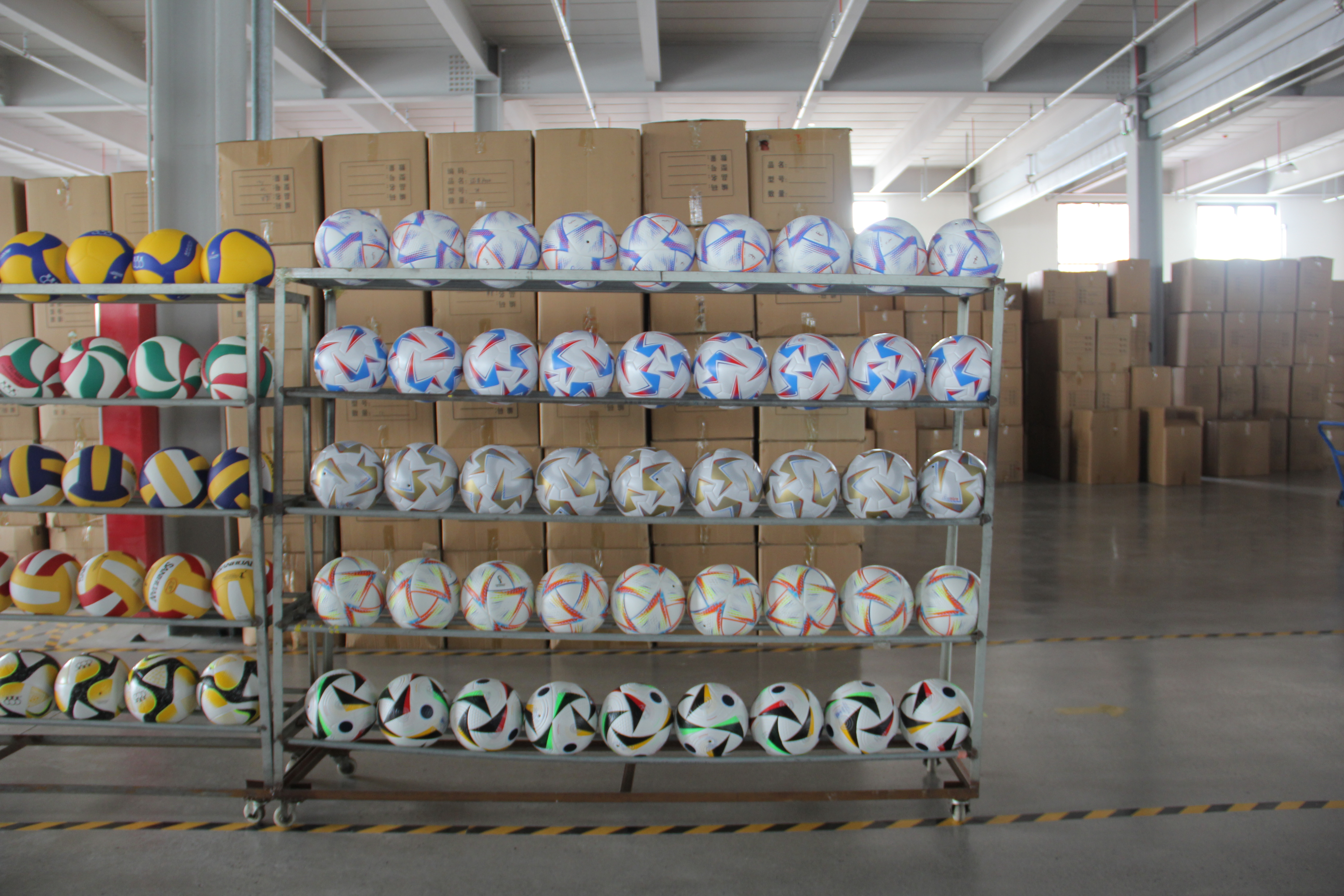 Soccer Ball vs Volleyball: Key Differences in Size, Weight and Build