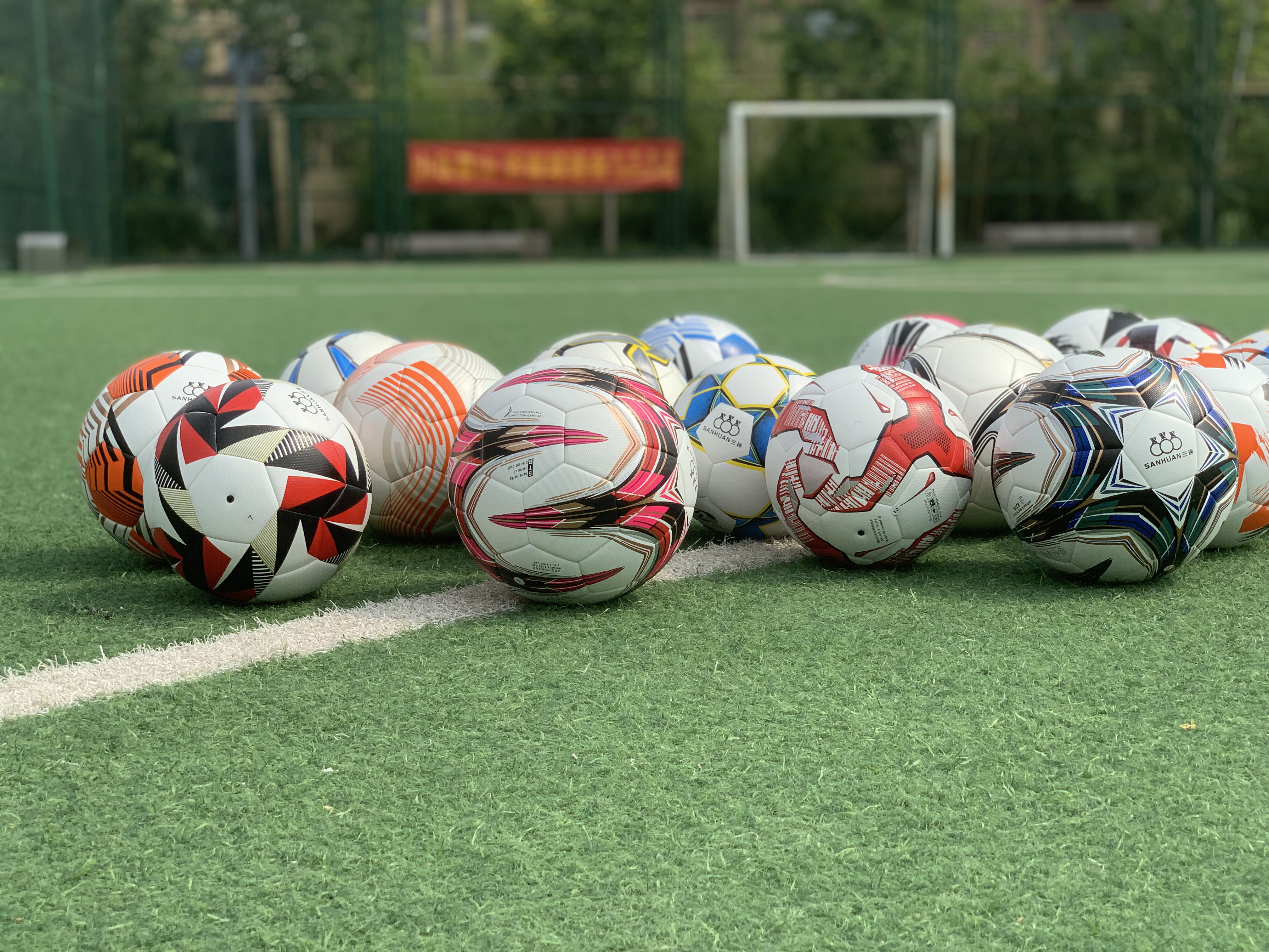 Mechaniškai siūti, rankomis siūti ir šiluminiu būdu sujungti futbolo kamuoliai