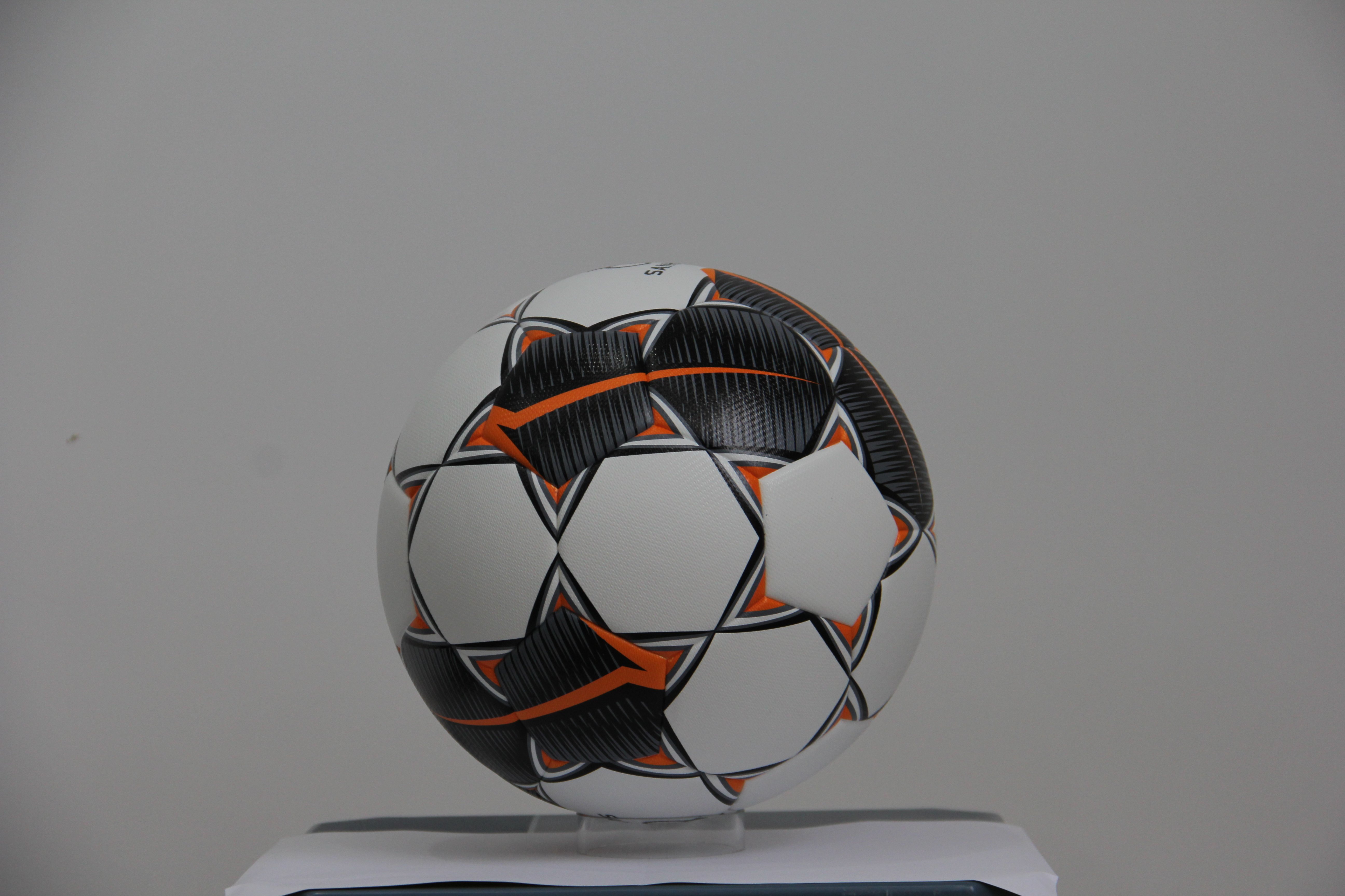 Care factori determină durabilitatea mingii de fotbal?