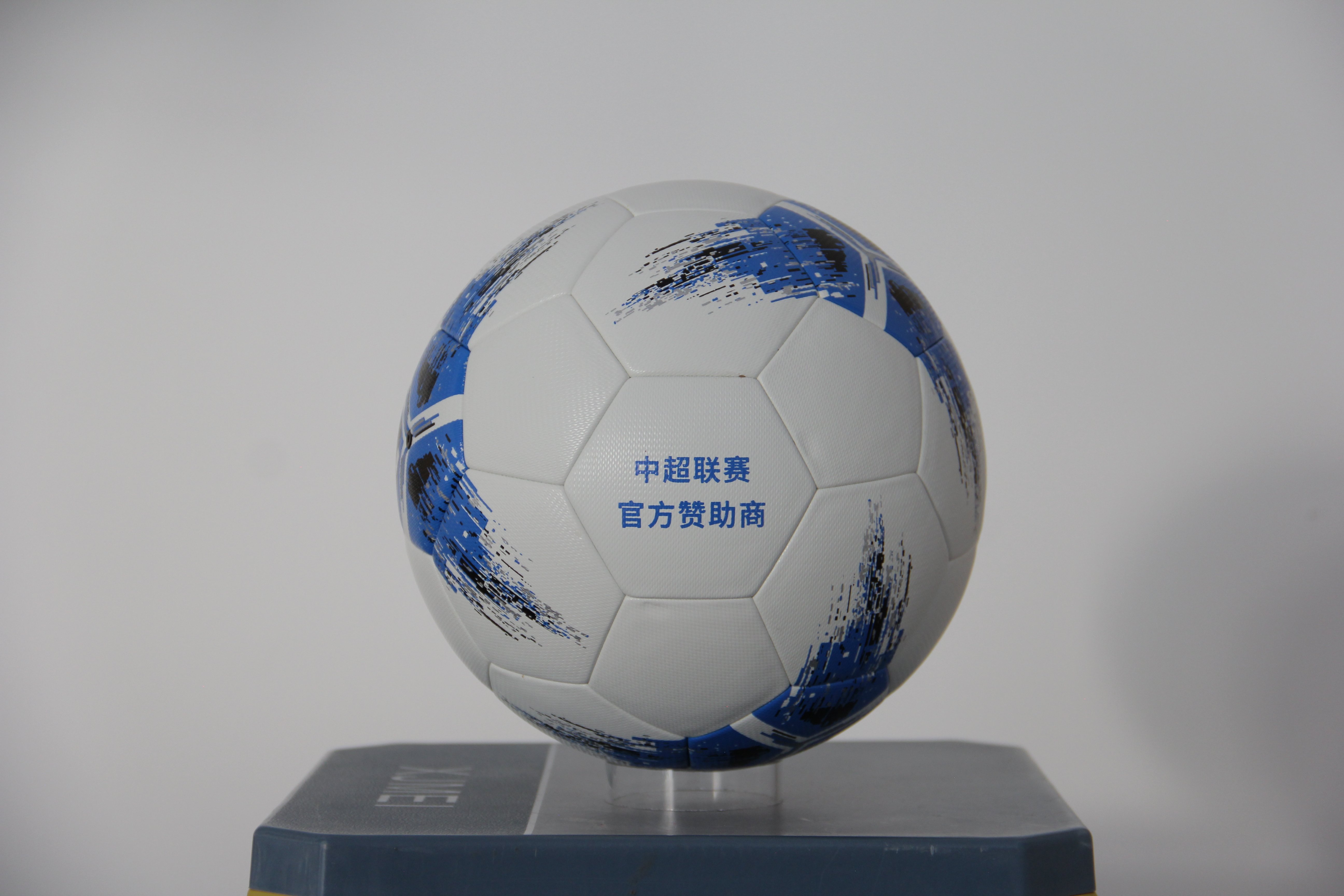 Bahan apa yang harus Anda pertimbangkan untuk bola sepak khusus?
