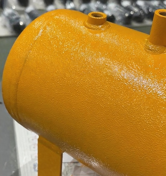Revêtement en poudre électrostatique sur récipient à air en acier au carbone – finition lisse VS finition texture d’orange