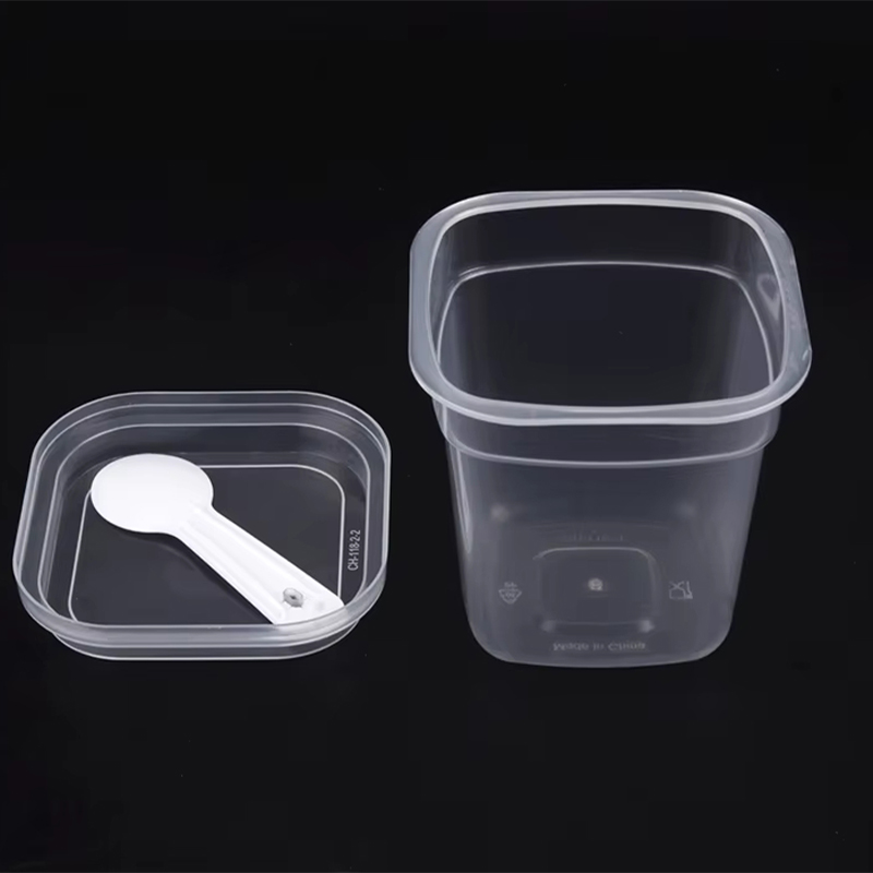 Storing and transporting your confections has never been easier with a clear cake box