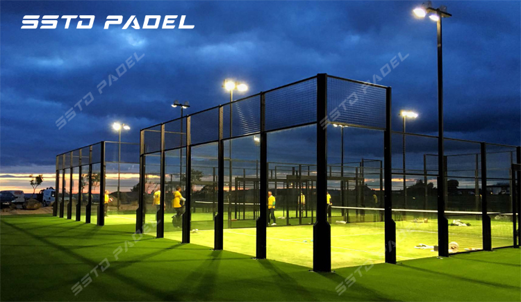 Quomodo Dispositio Agri Affectat Actum et Comoditatem in Padel Tennis?