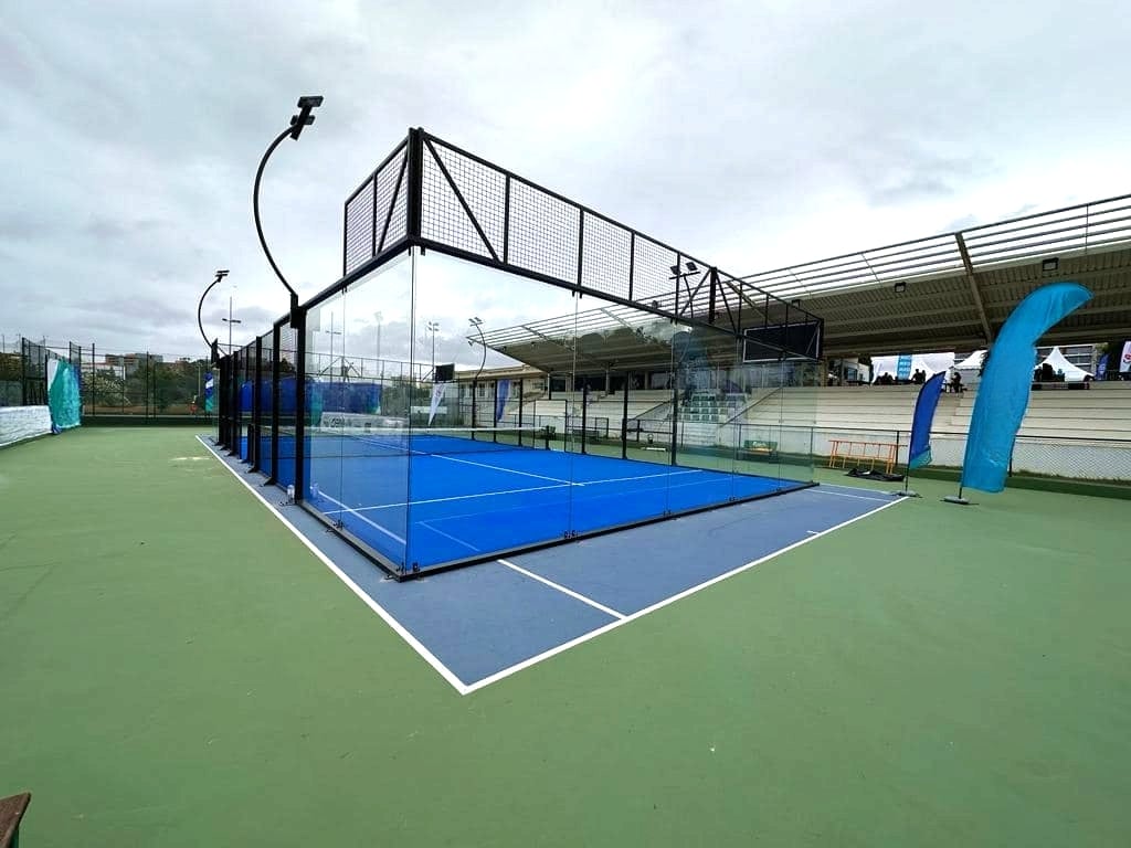 Globale Gids vir Padelbaanontwikkeling: Voorbou-permissies en -nalewing