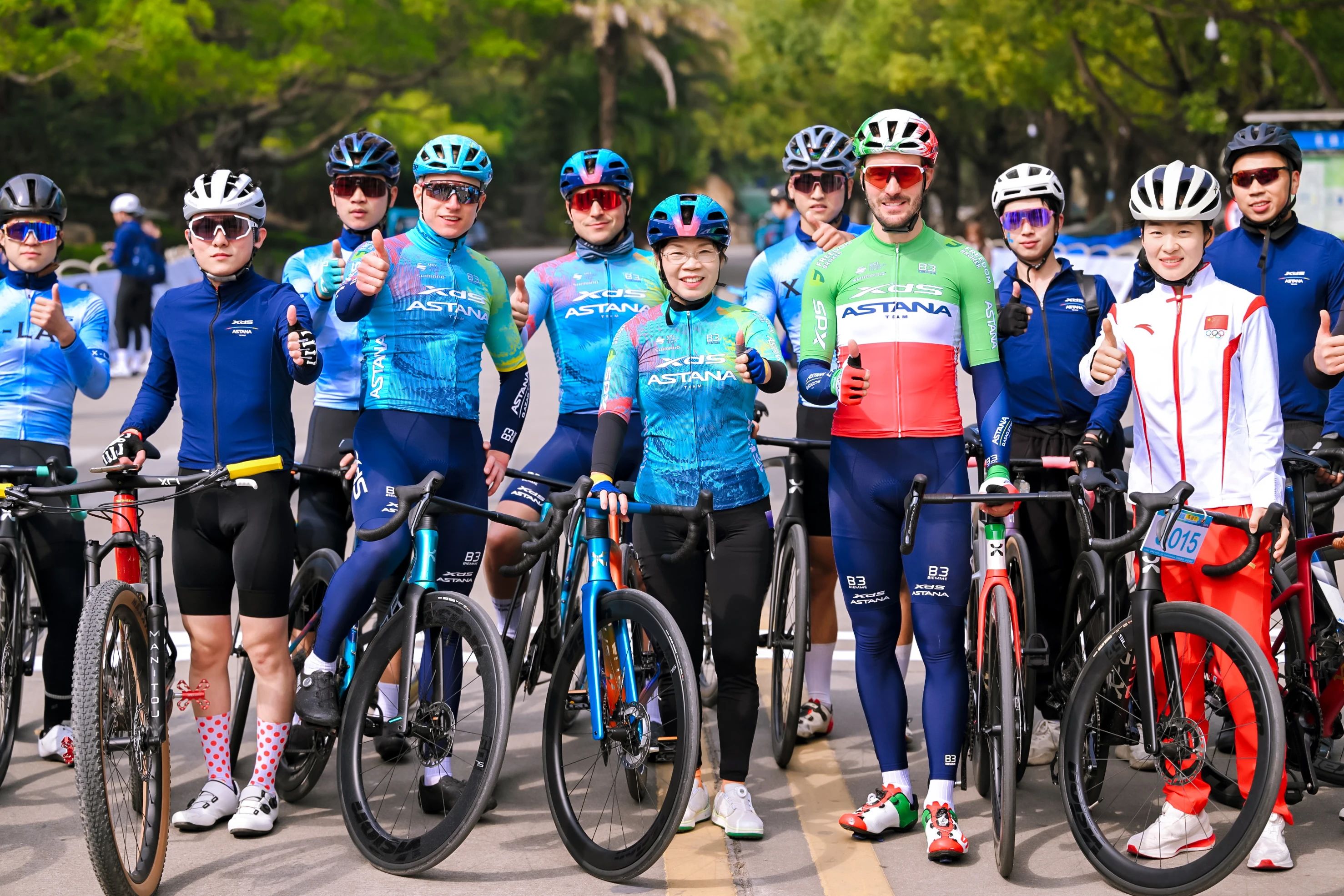 Reunião da equipe do Tour de France! O Festival dos Fãs XDS 2024 foi aberto grandiosamente, com a equipe XDS Astana inflamando todo o público!