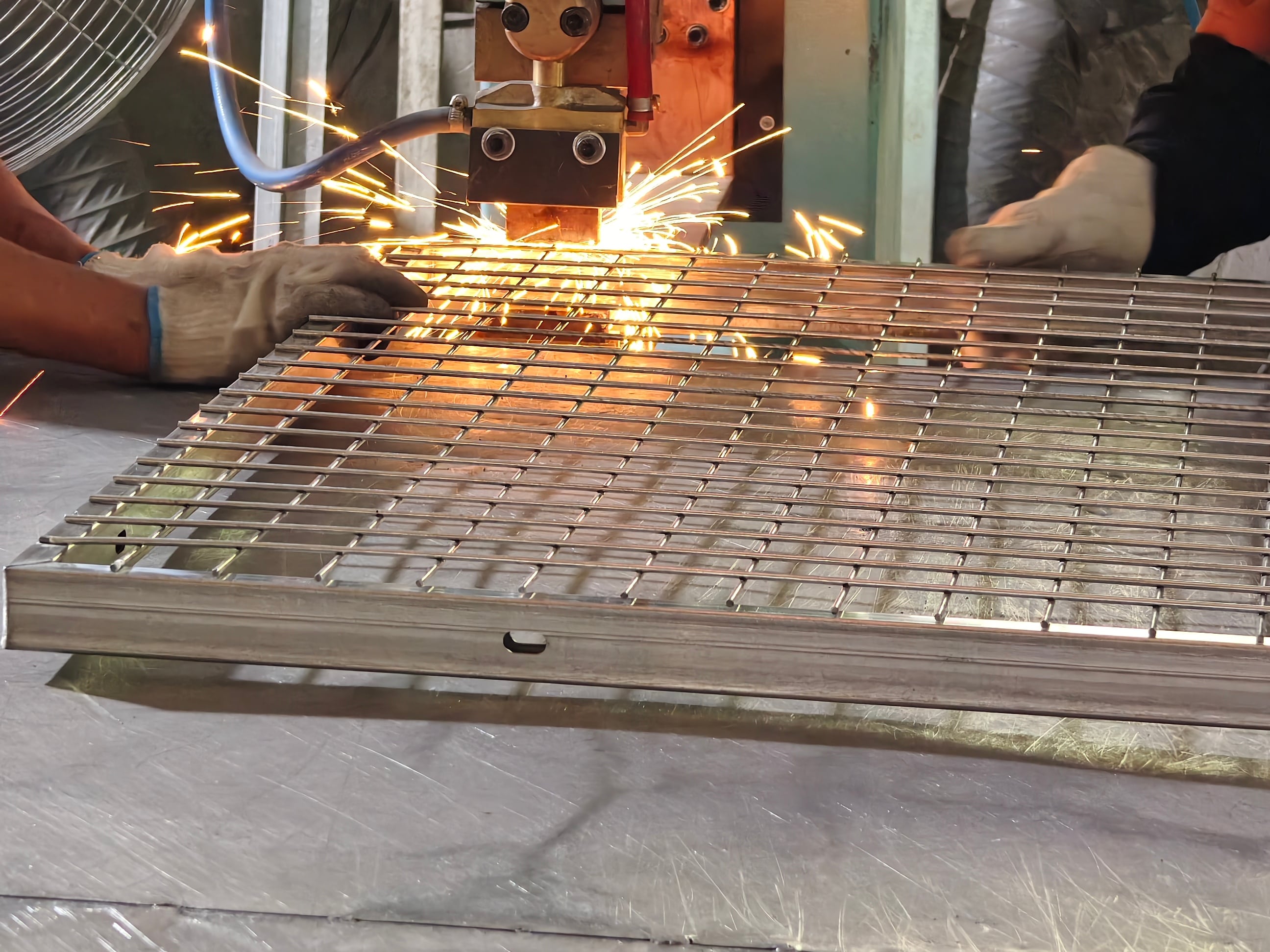 Spot welding machine welding - metal mesh positioning welding