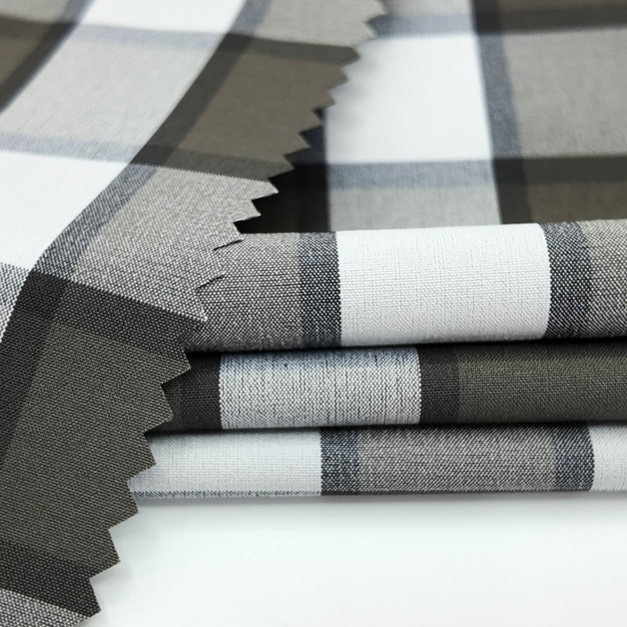 What Are the Benefits of Using Polyester Stretch Material in Apparel?