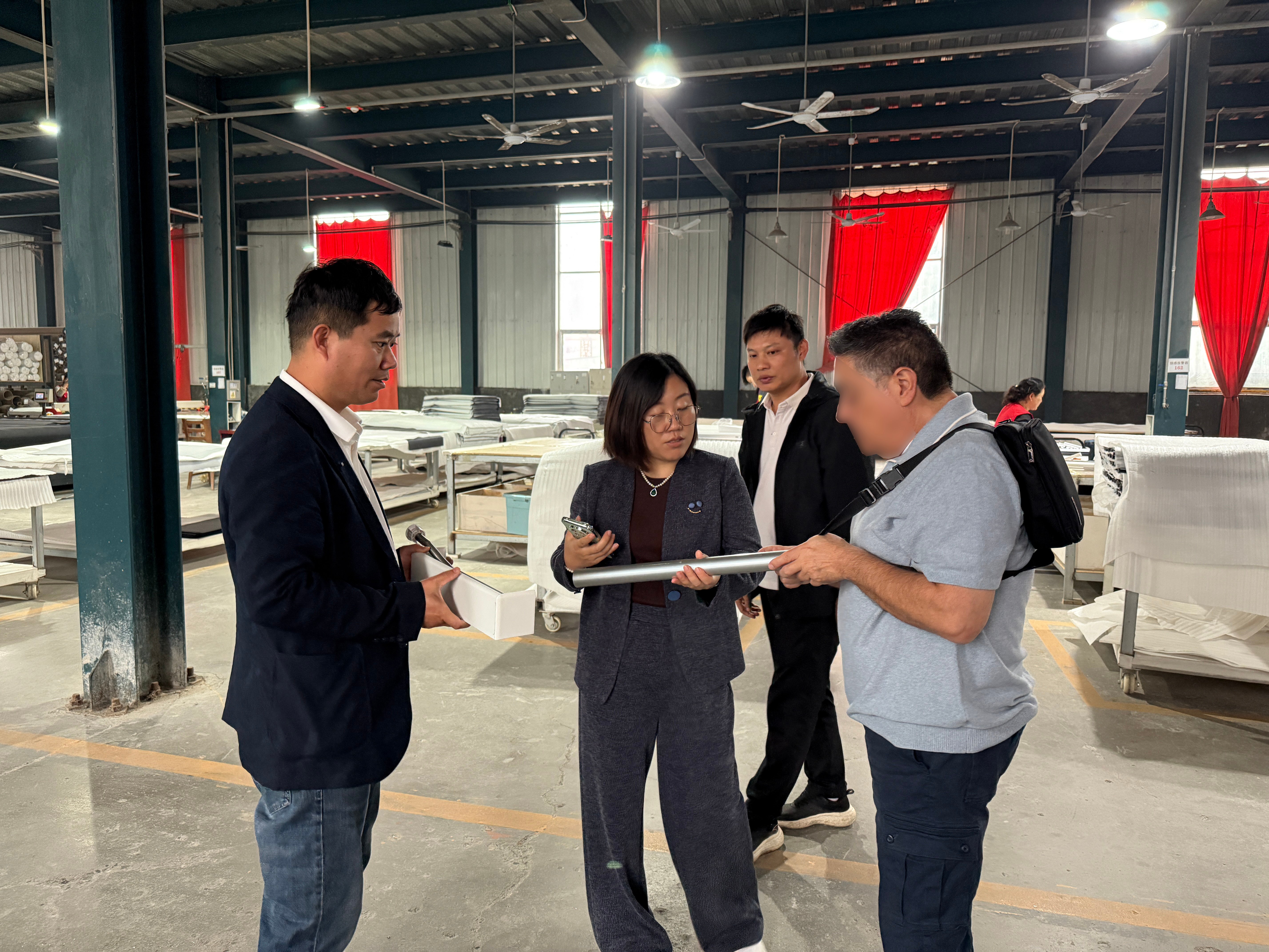 American clients visit Huasheng Window Fashion for inspection and discussion of new opportunities for cooperation.