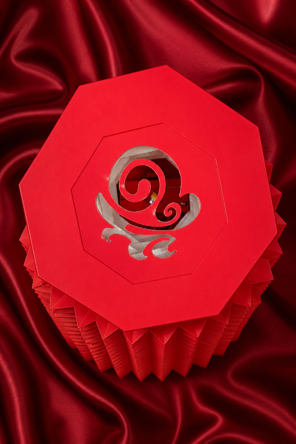 10_非遗折纸灯笼_顶盖祥云纹红丝绸俯视.png