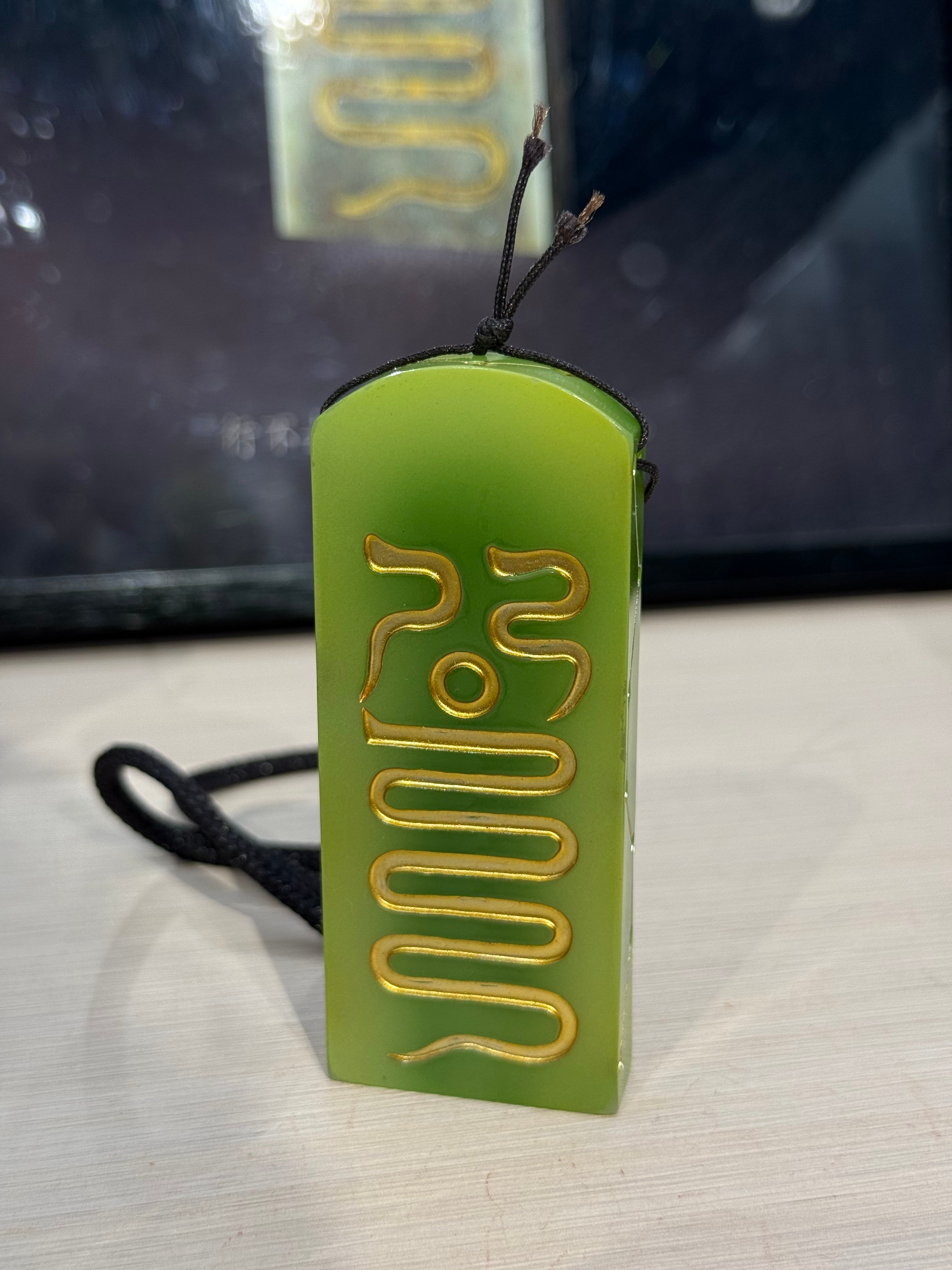 Shrinking Ground Green Talisman
Material: Resin
Size: 30 * 11 * 75mm