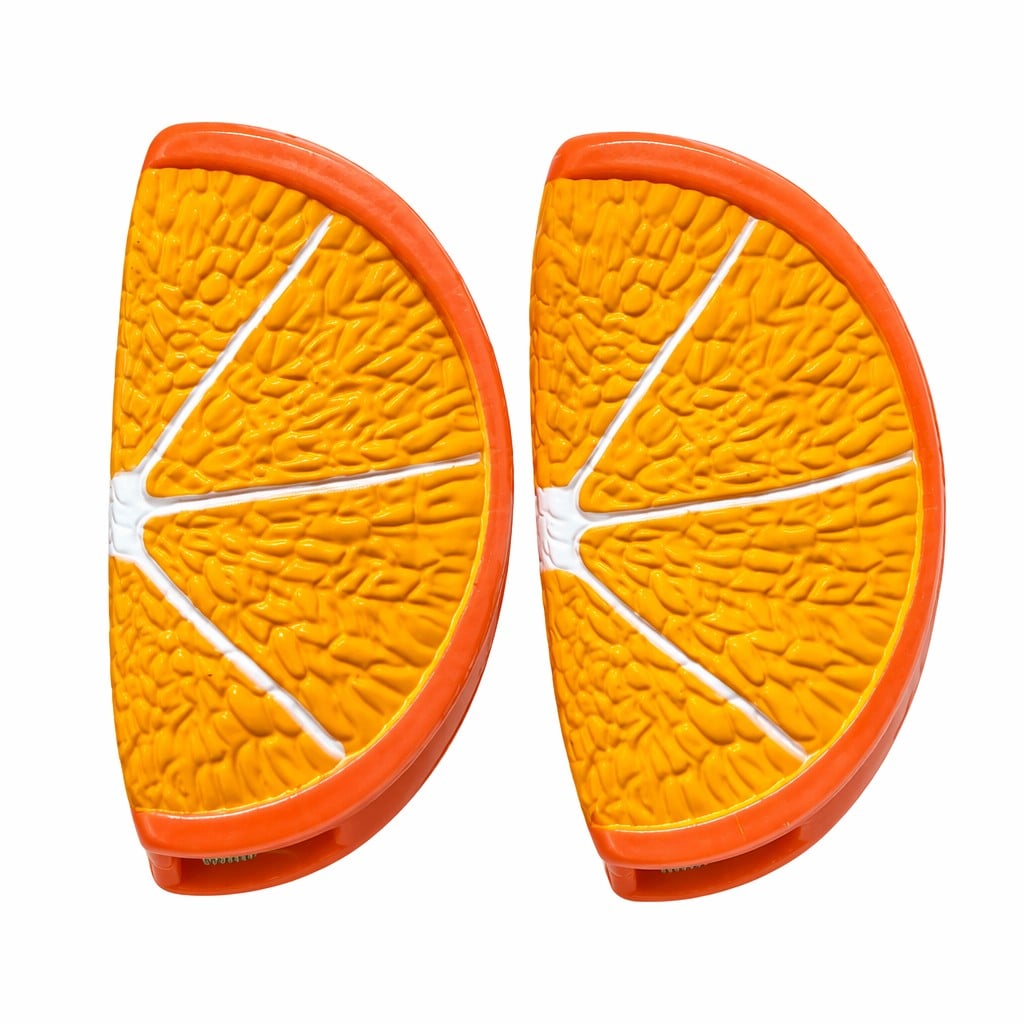 2-Piece 3D Orange Slice Plastic Beach Towel Clips – Windproof Outdoor Chair Clamps with Realistic Fruit Texture for Poolside, Patio & Vacation Essentials