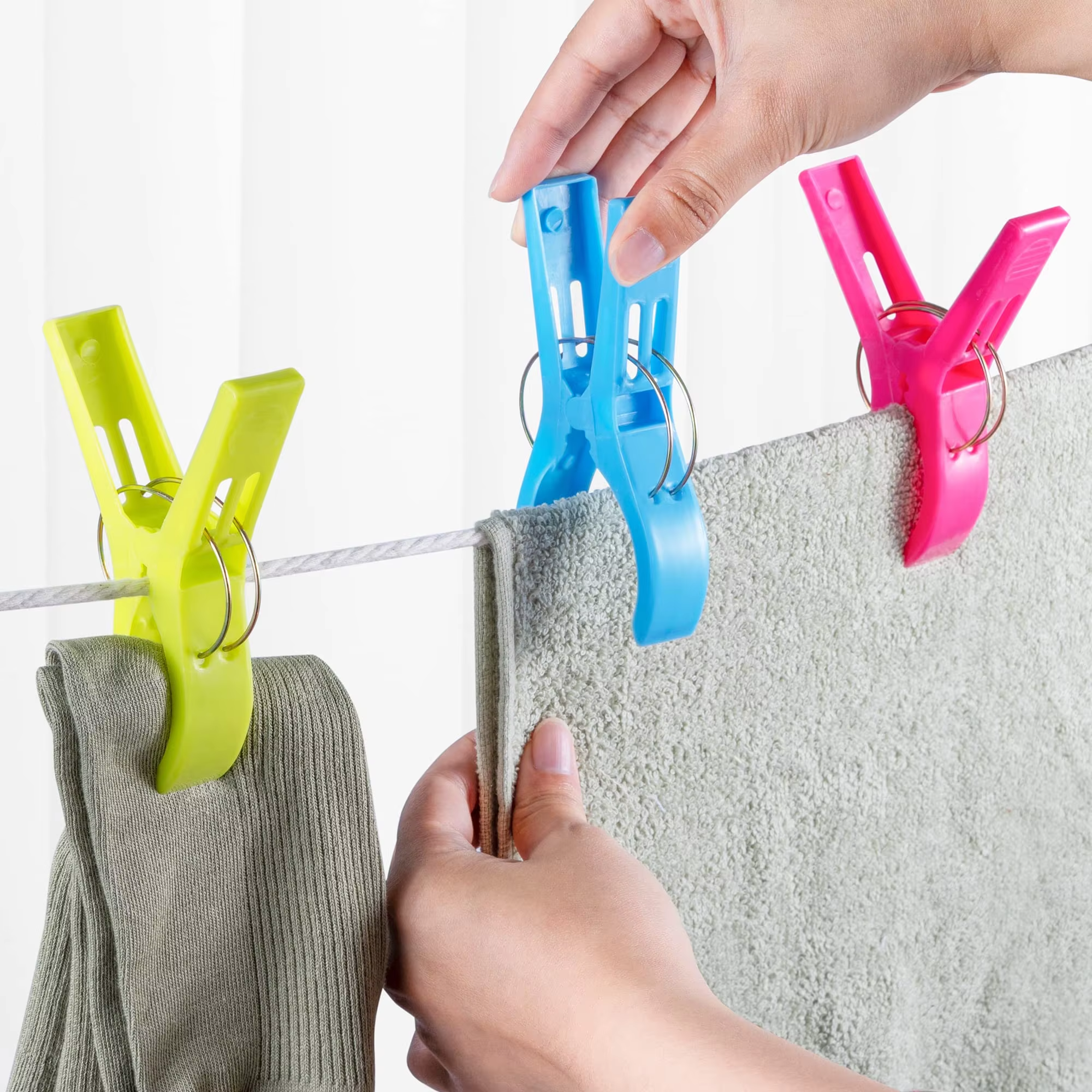 Plastic Beach Towel Clips, 8-Pack Chair Clips Towel Holder Hanging Pegs for Pool, Beach and Outdoor Use (Yellow/Blue/Green/Red)