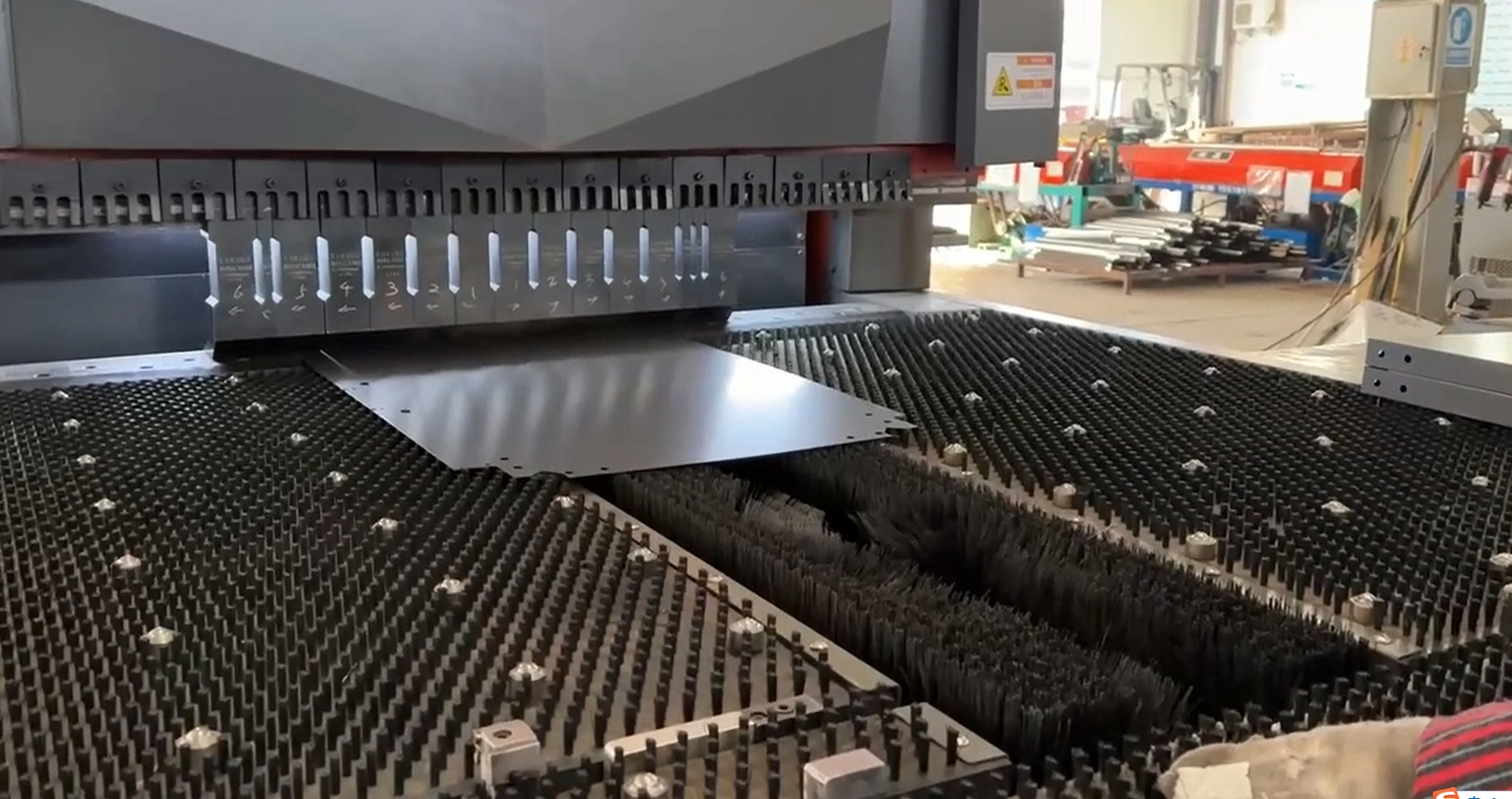 Semi-automatic bending machine