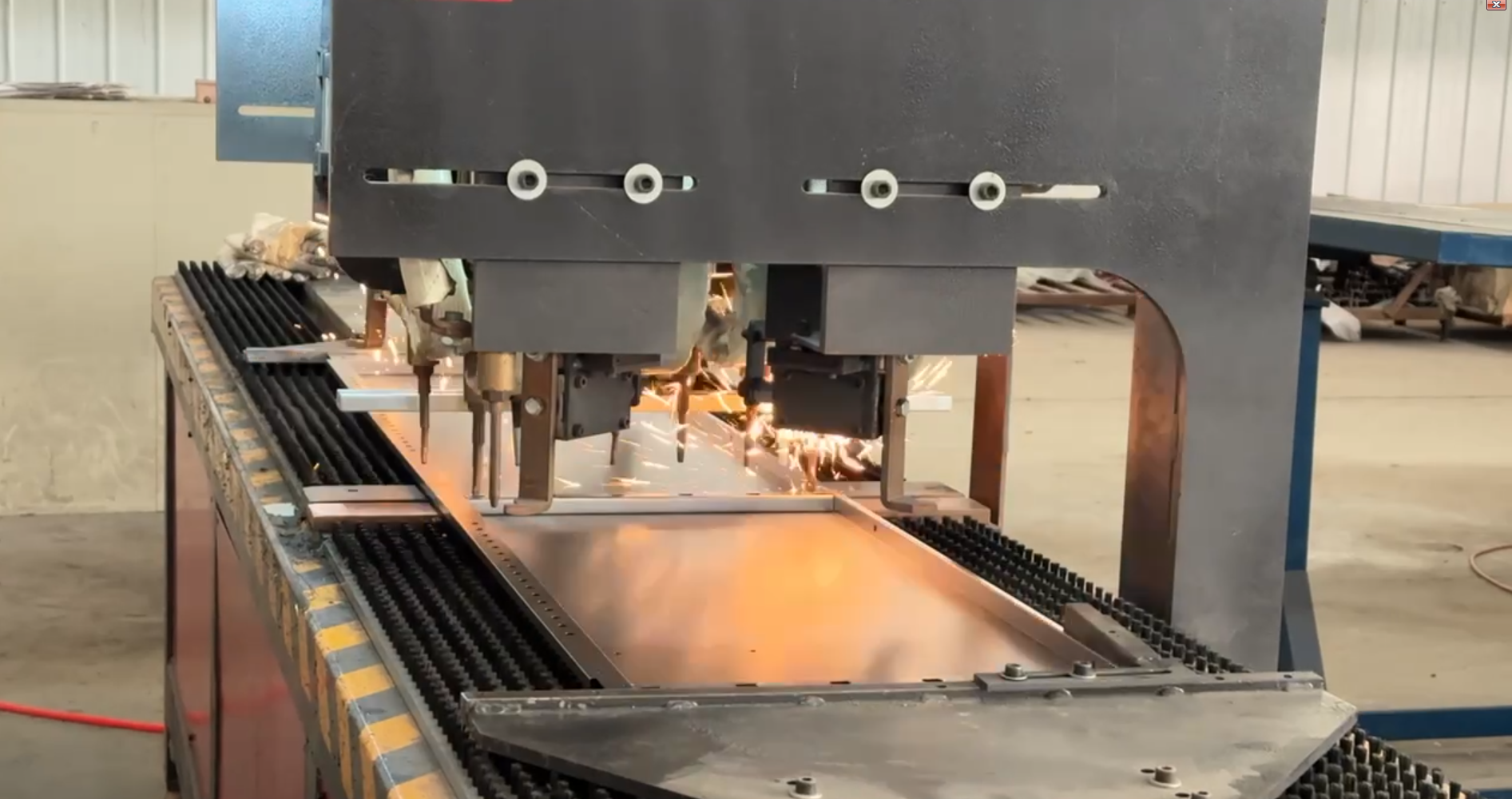 Gang welding machine