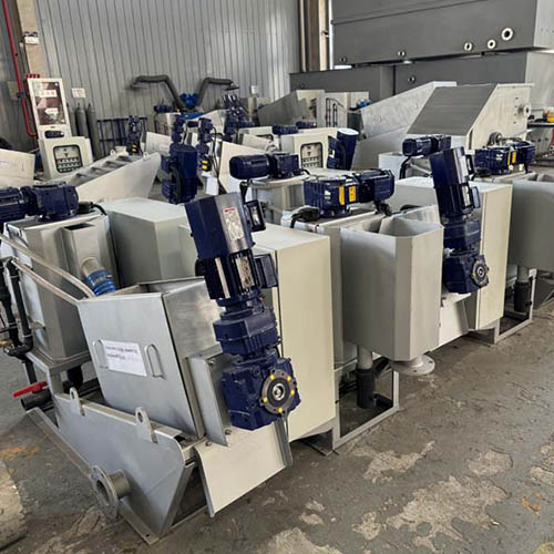 Screw type sludge dewatering Machine pick up to Shanghai port before China Lunar New Year