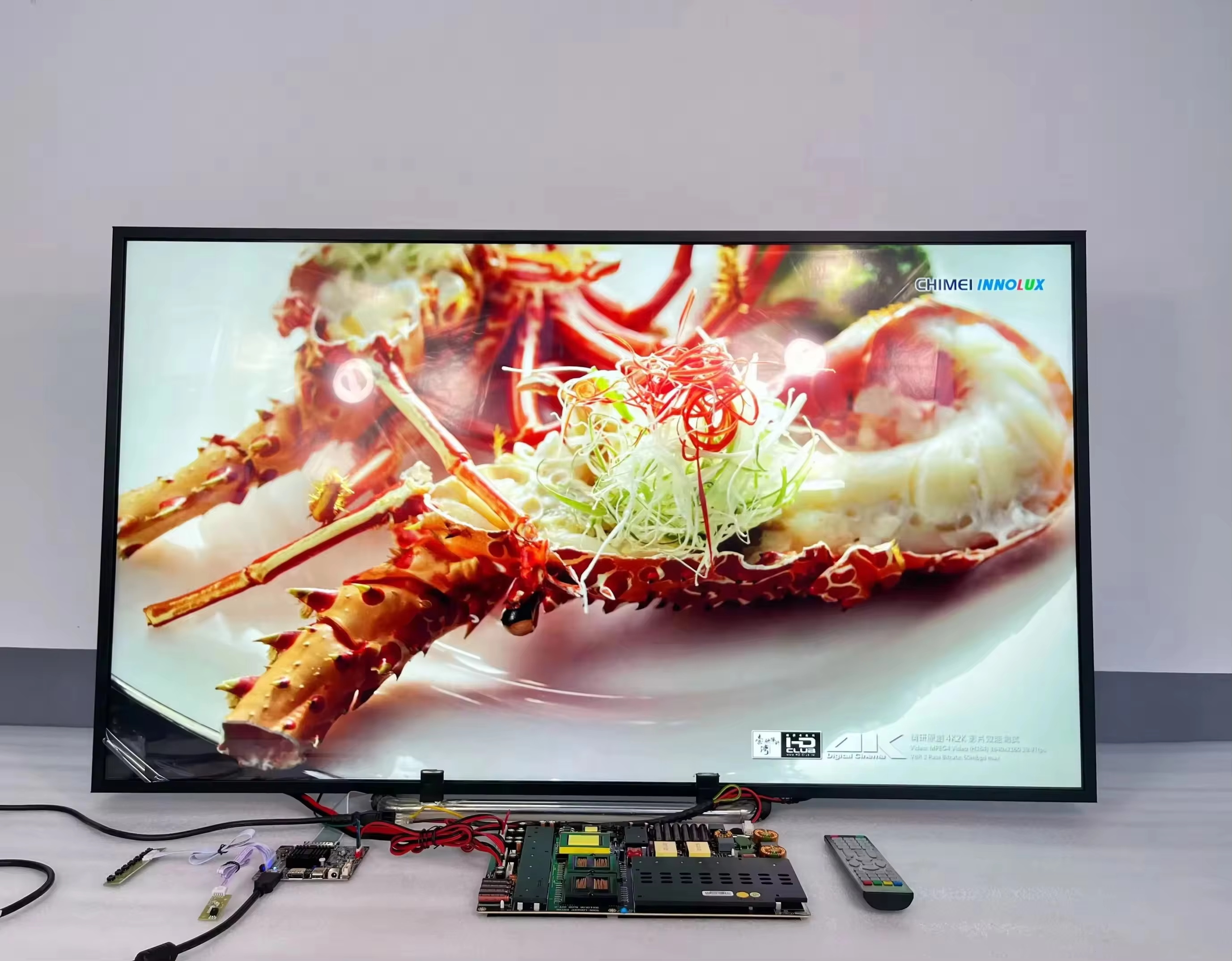 고 밝기 LCD 디스플레이가 일반적으로 어디에서 사용됩니까?