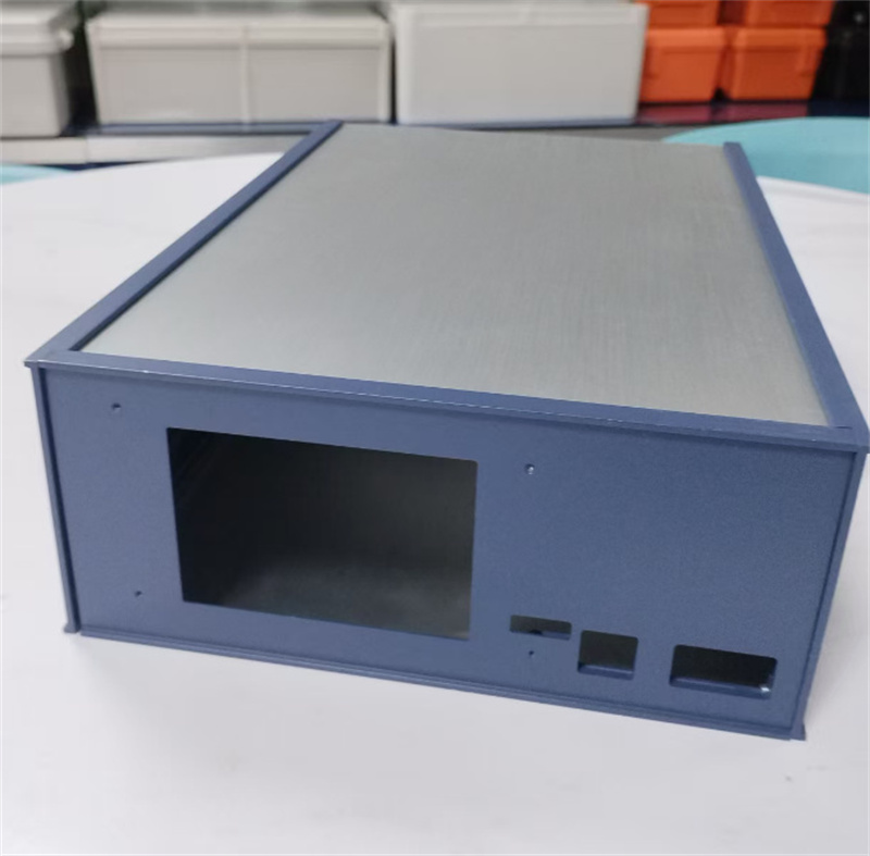 Revestiment industrial híbrid d’extrusió d’alumini i xapa metàl·lica amb acabat superficial dual: recobriment en pols i anodització brodada per a un rendiment i una estètica superiors