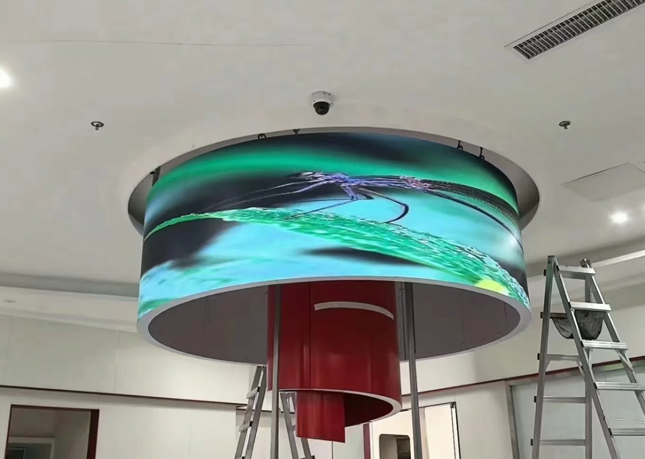 Como uma Tela LED Flexível se Adapta a Diferentes Espaços de Instalação?