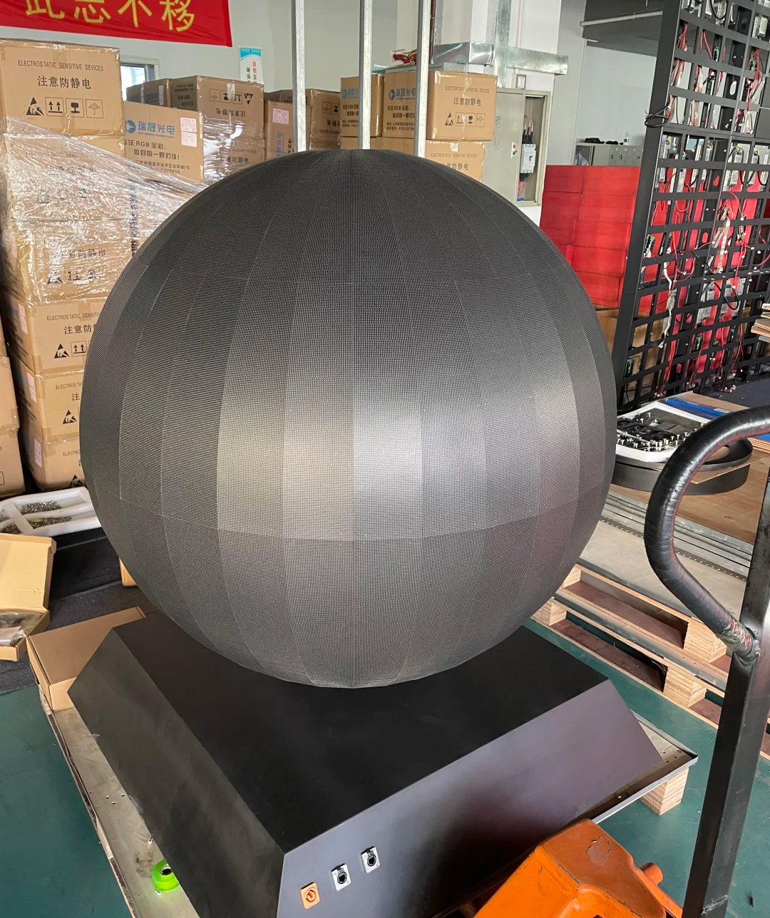 Quali difficoltà tecniche presenta la realizzazione di display LED sferici?