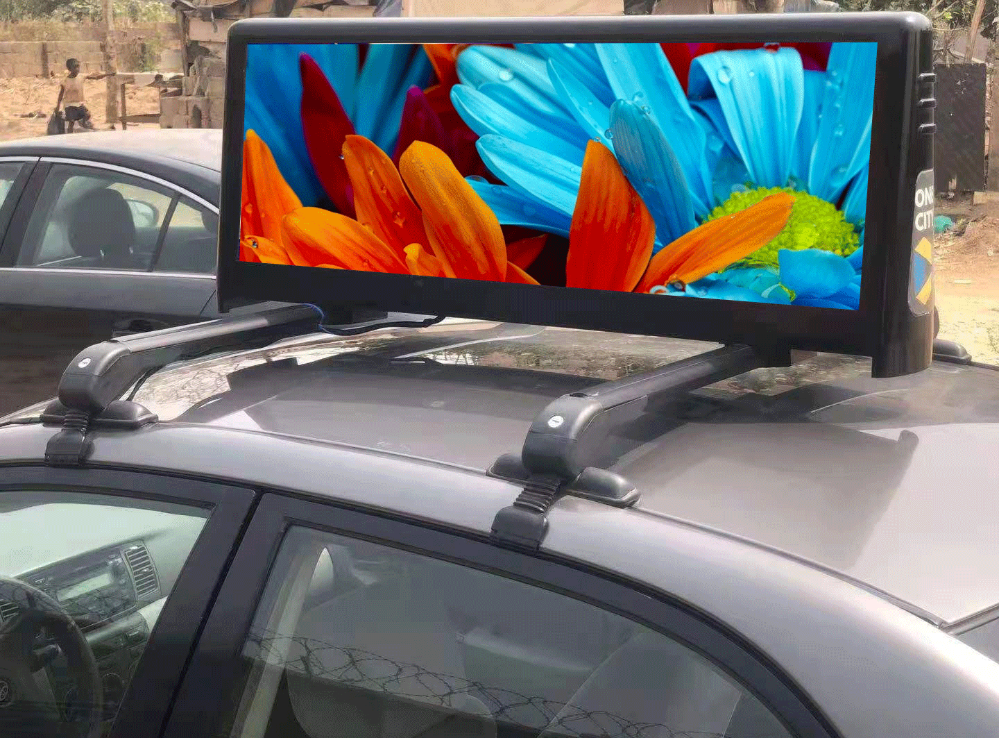 ما شاشات LED المثبتة على سيارات الأجرة التي تدعم الإرسال الفوري عبر شبكة 4G؟