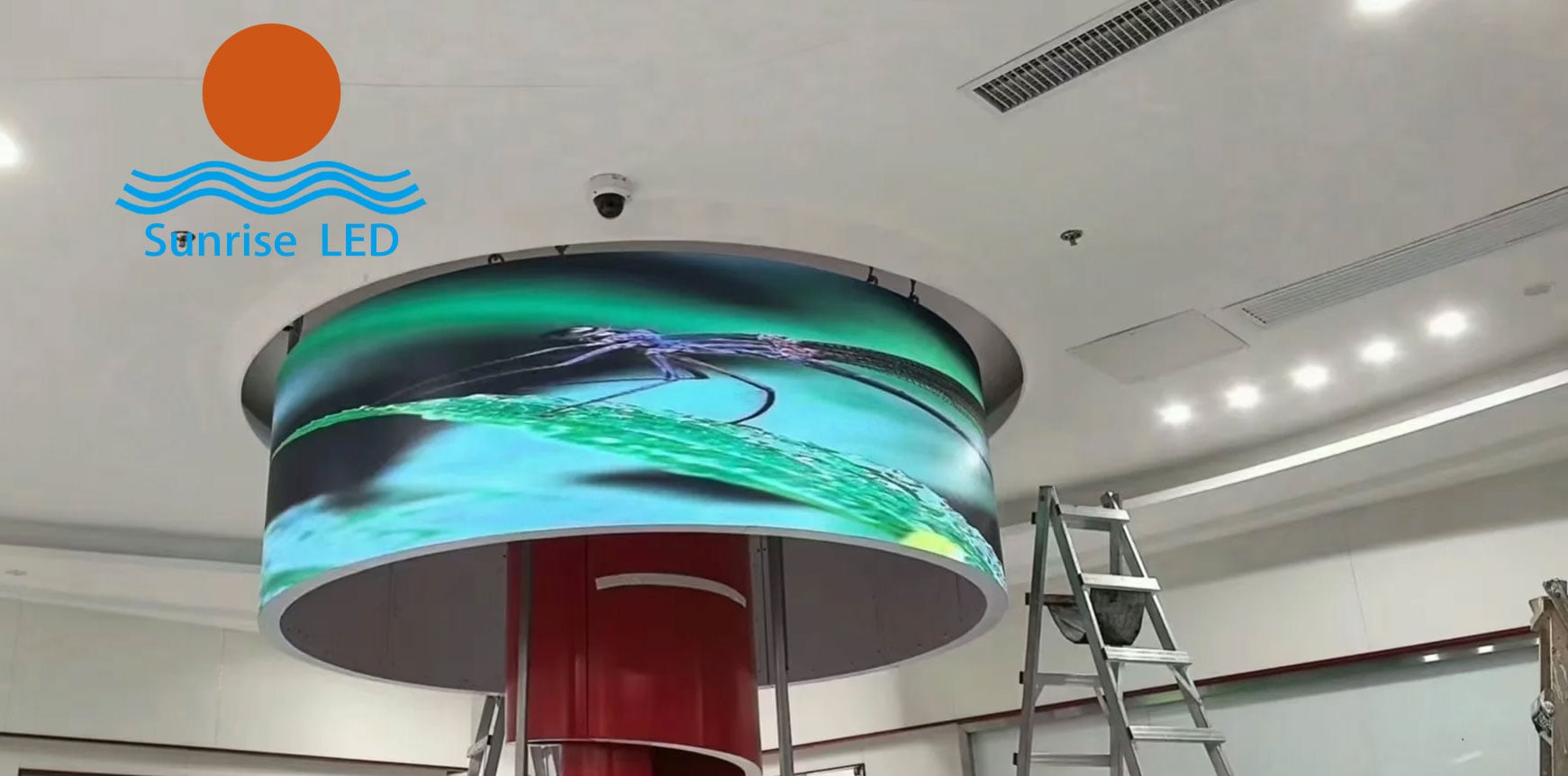 In che modo il display LED flessibile si adatta all'installazione curva?