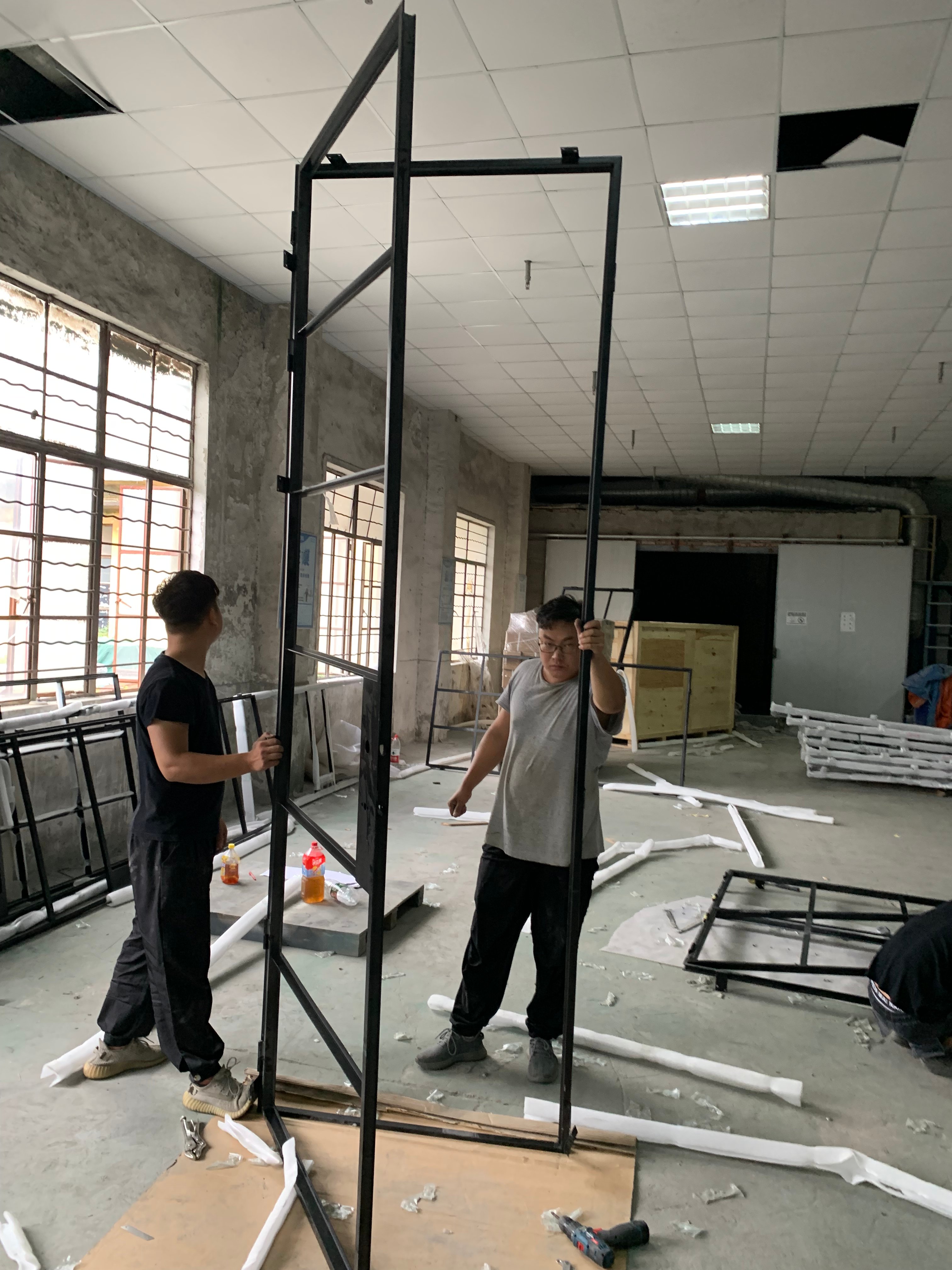 Porta de correr comercial diretamente da fábrica com design de moldura estreita