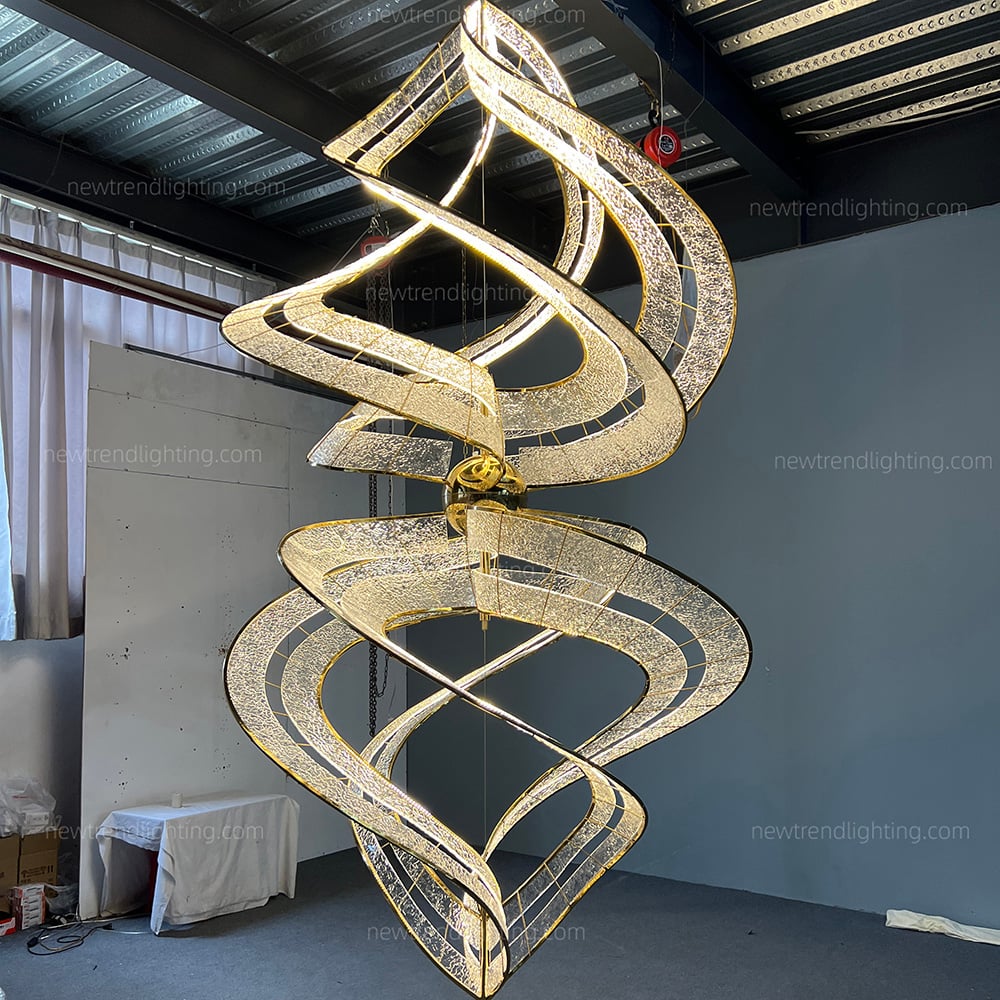 La fábrica NewtrendLighting finaliza las pruebas estructurales de la araña en espiral personalizada destinada a Sudáfrica