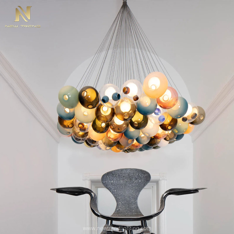 Qo'l bilan puflangan shisha chandelierning estetik afzalliklari nimalardir?