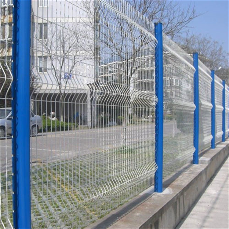 How Welded Wire Mesh Fencing Enhances Outdoor Aesthetics