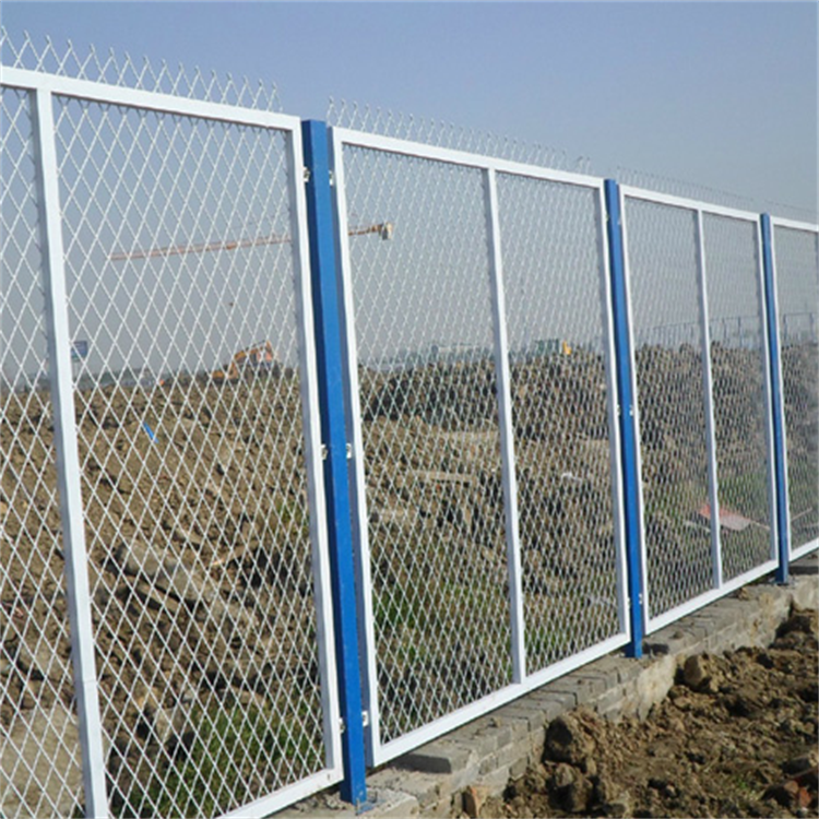 How Diamond Mesh Fence Enhances Property Aesthetics and Value