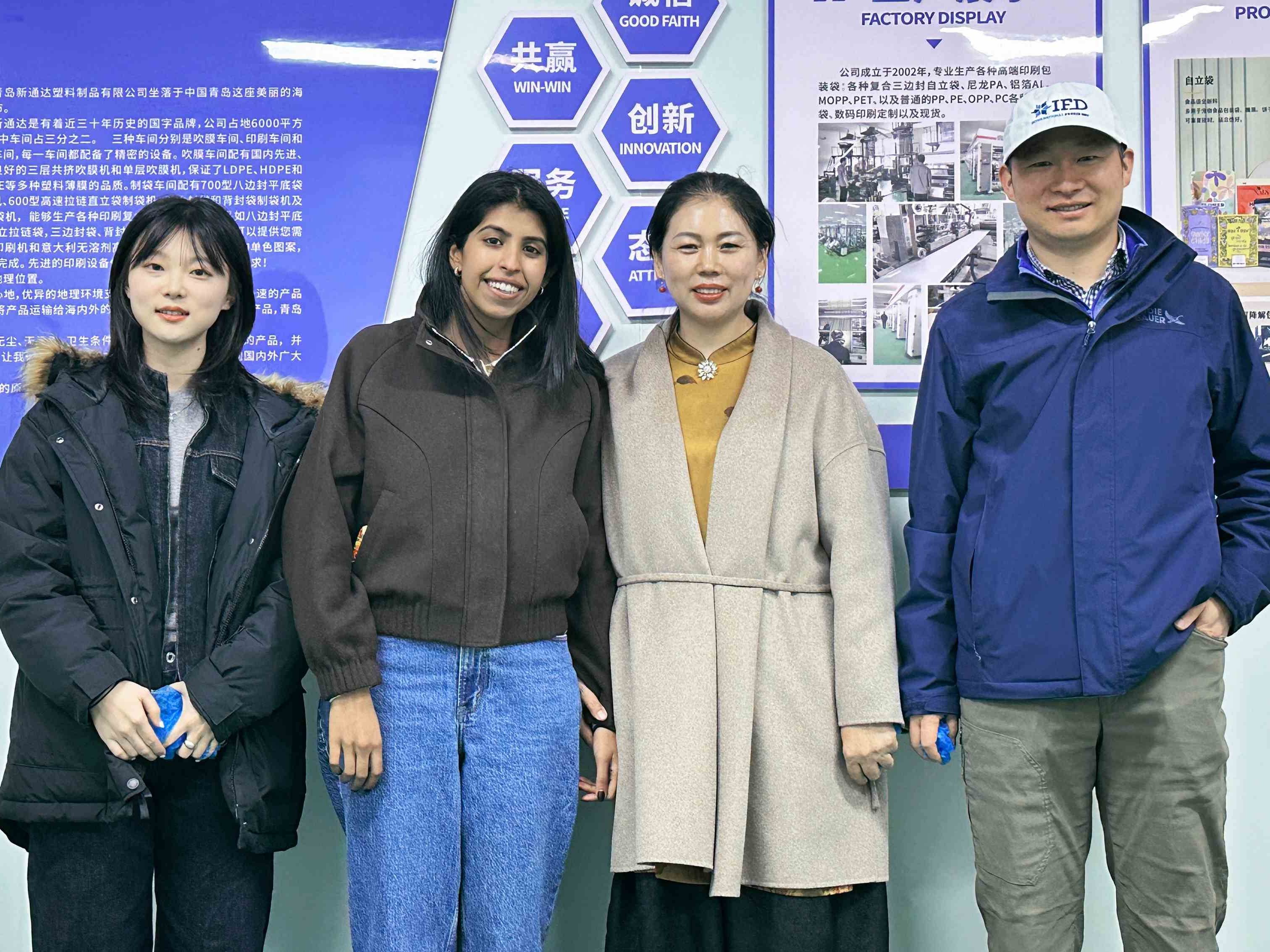 Des clients internationaux visitent notre usine d’emballages plastiques sur mesure — une vision directe de la qualité, de la précision et de l’échelle