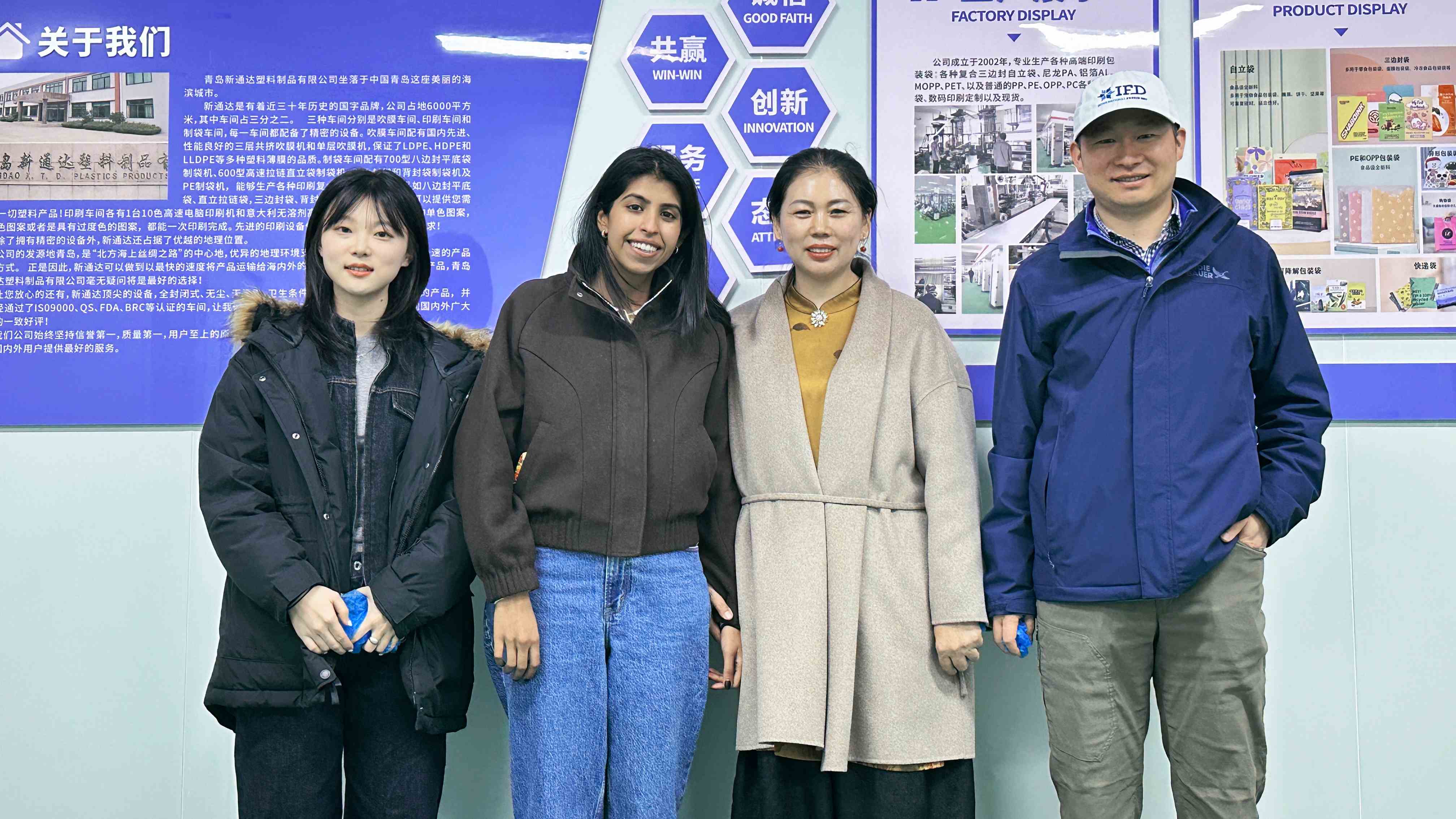 Des clients internationaux visitent notre usine d’emballages plastiques sur mesure — une vision directe de la qualité, de la précision et de l’échelle
