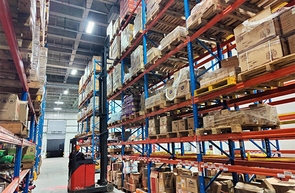 How do I select the right forklift for warehouse racks?