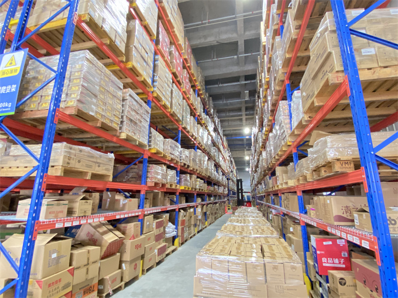 What are the advantages of selective pallet racks?